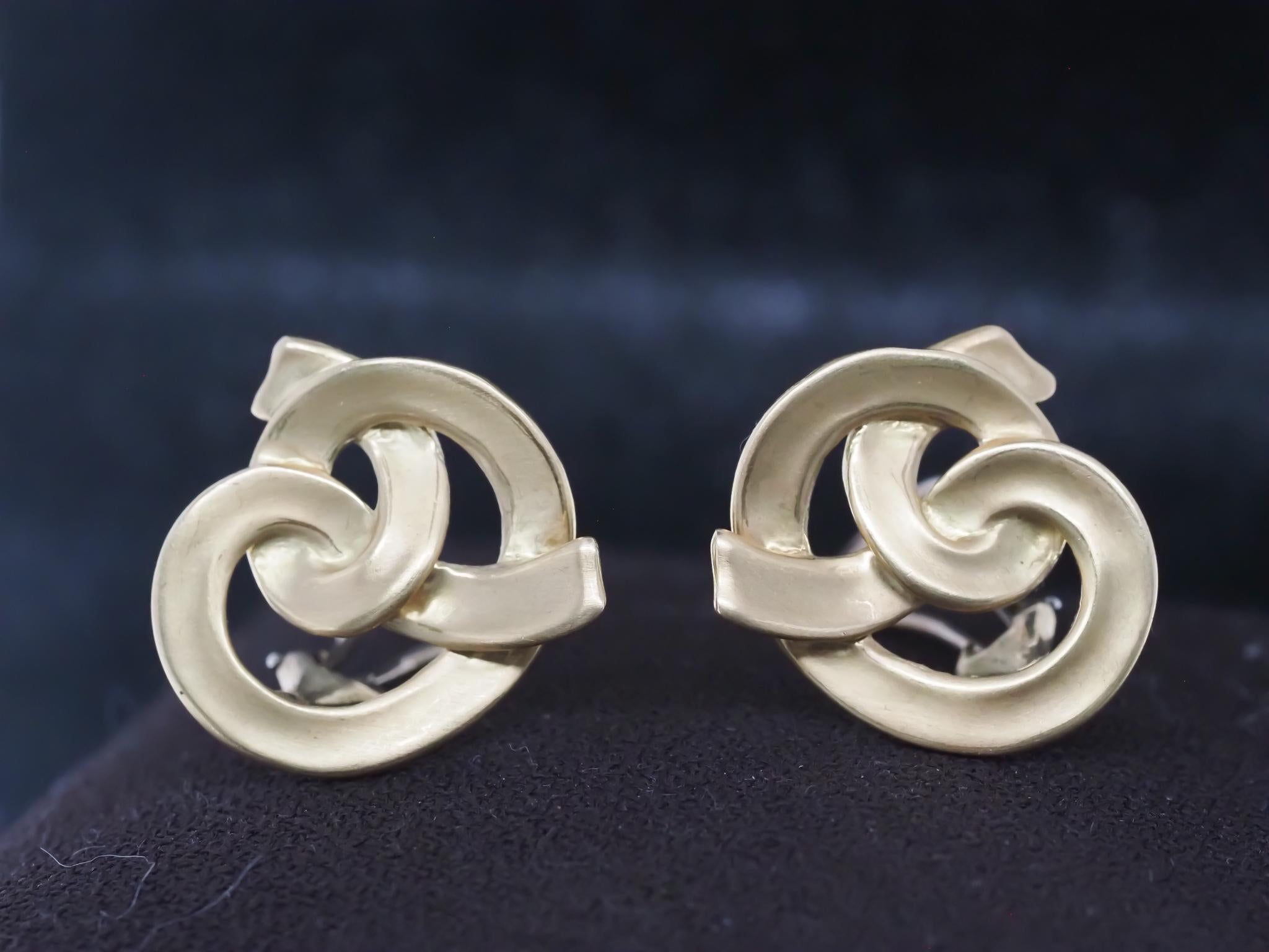 Boucles d'oreilles nœud Angela Cummings en or jaune 18 carats datant d'environ 1984 - VHK#987

Détails de l'article :
Année : 1984 (estampillée sur les boucles d'oreilles)
Type de métal : Or jaune 18K [poinçonné et testé].
Poids : 15,1
