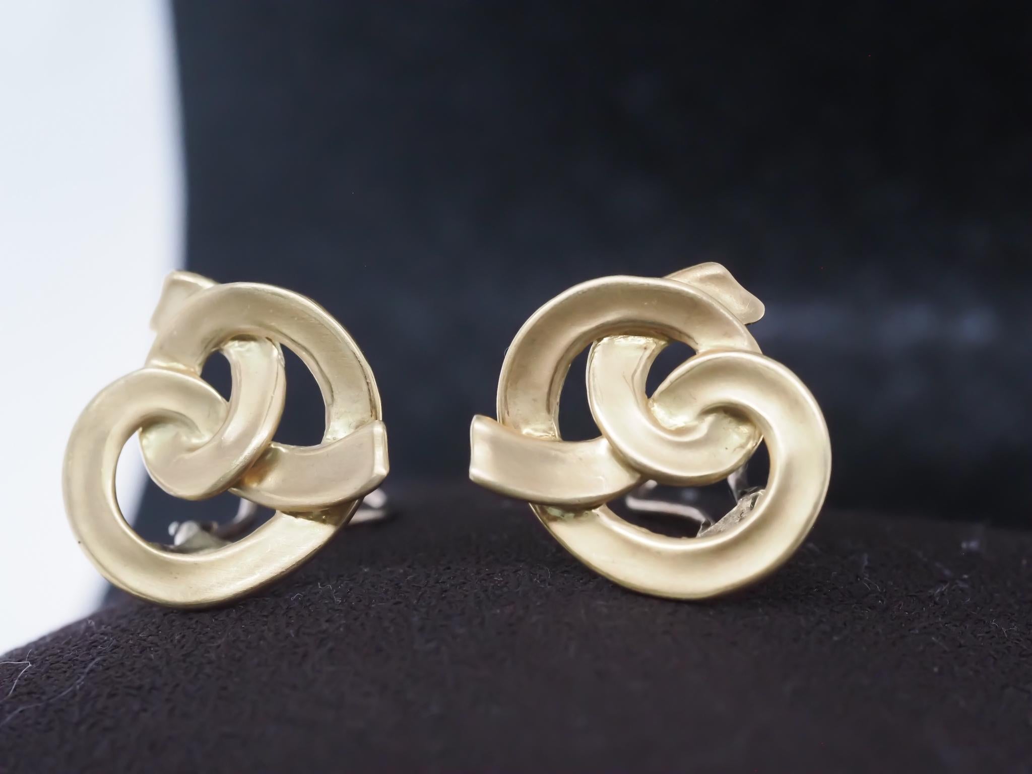 Boucles d'oreilles nœud Angela Cummings en or jaune 18 carats datant d'environ 1984 - VHK#987 Bon état - En vente à Hicksville, NY