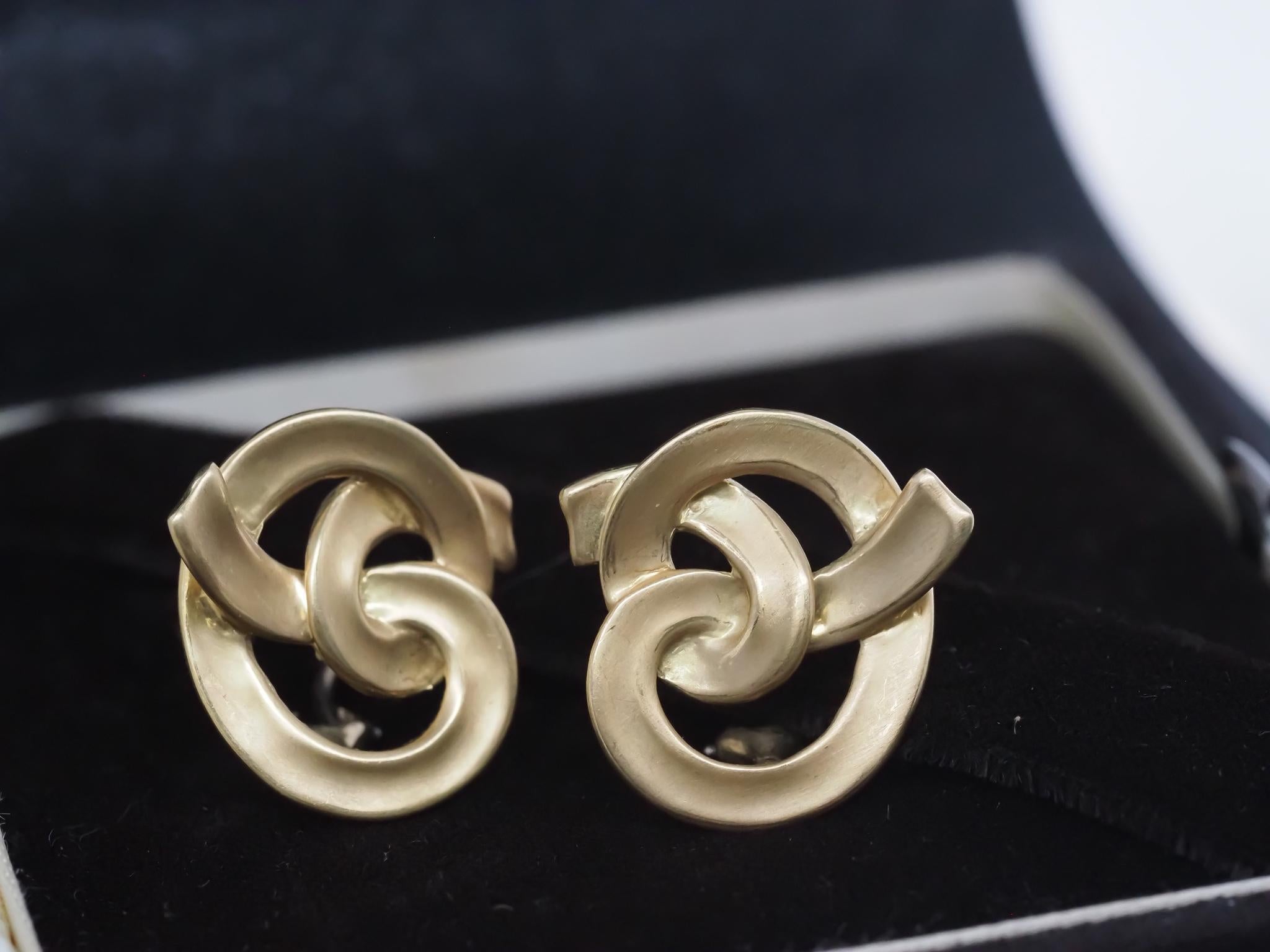 Boucles d'oreilles nœud Angela Cummings en or jaune 18 carats datant d'environ 1984 - VHK#987 en vente 1