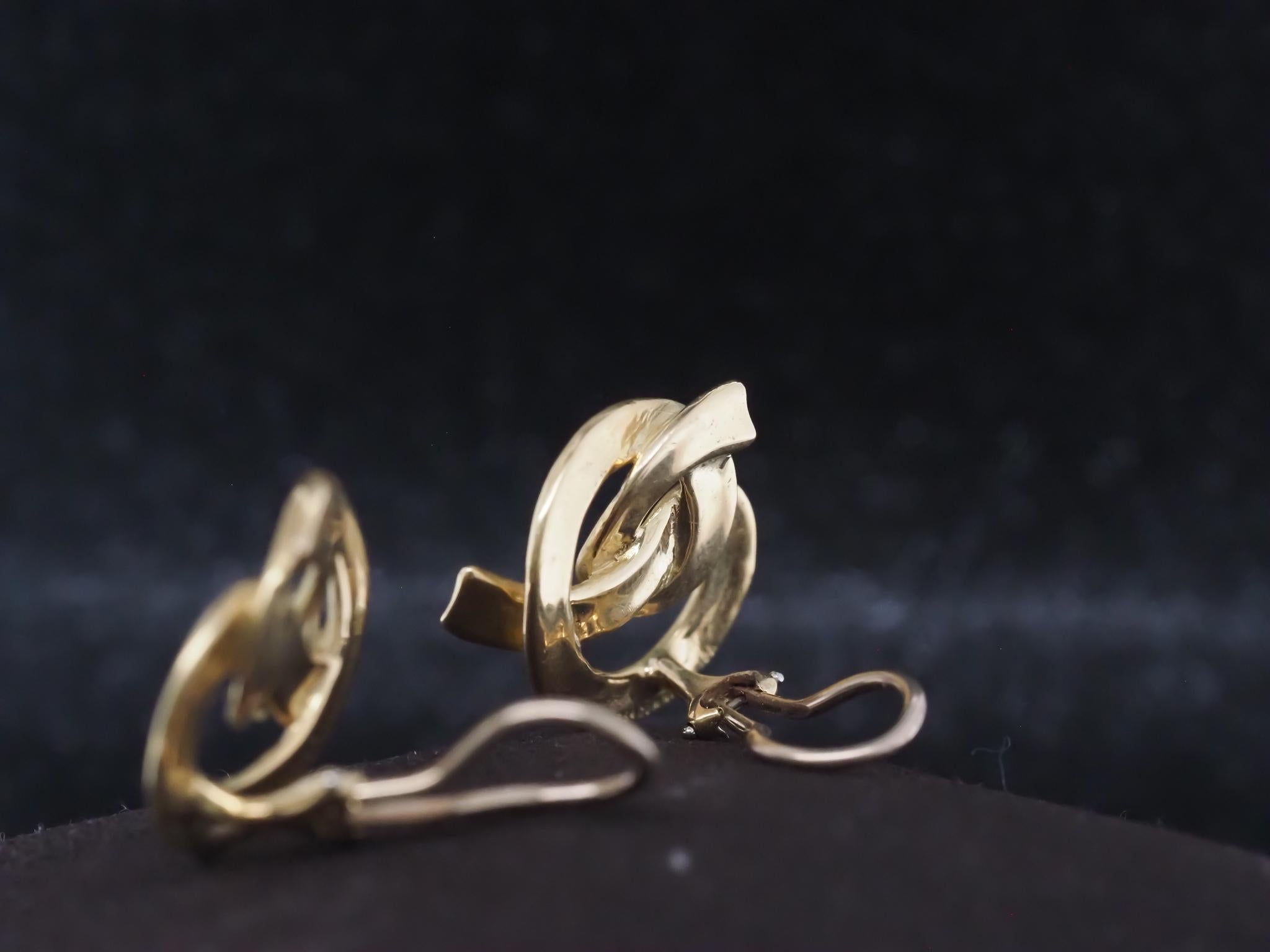 Boucles d'oreilles nœud Angela Cummings en or jaune 18 carats datant d'environ 1984 - VHK#987 en vente 3