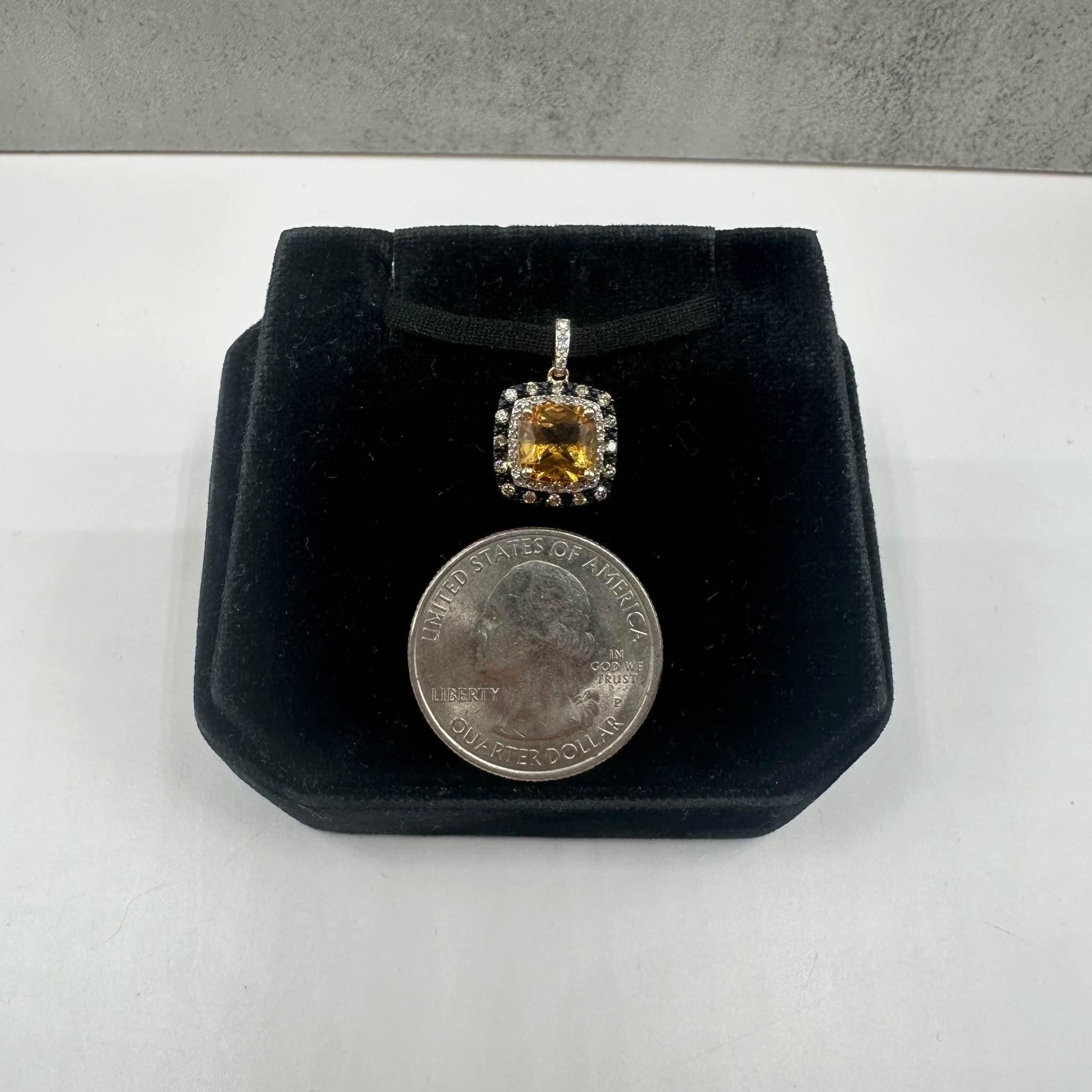 Estate Citrine & Diamond Pendant in 10kt Yellow Gold -7.1mm Citrine, 0.10ctw Dia In Excellent Condition For Sale In West Hempstead, NY