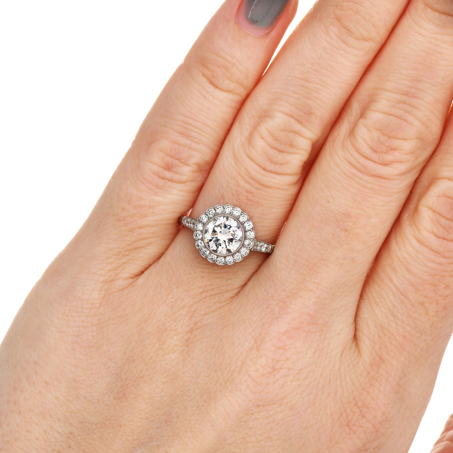 Women's Estate Classic  1.26 Carats Diamond Platinum Flower Halo Engagement Ring