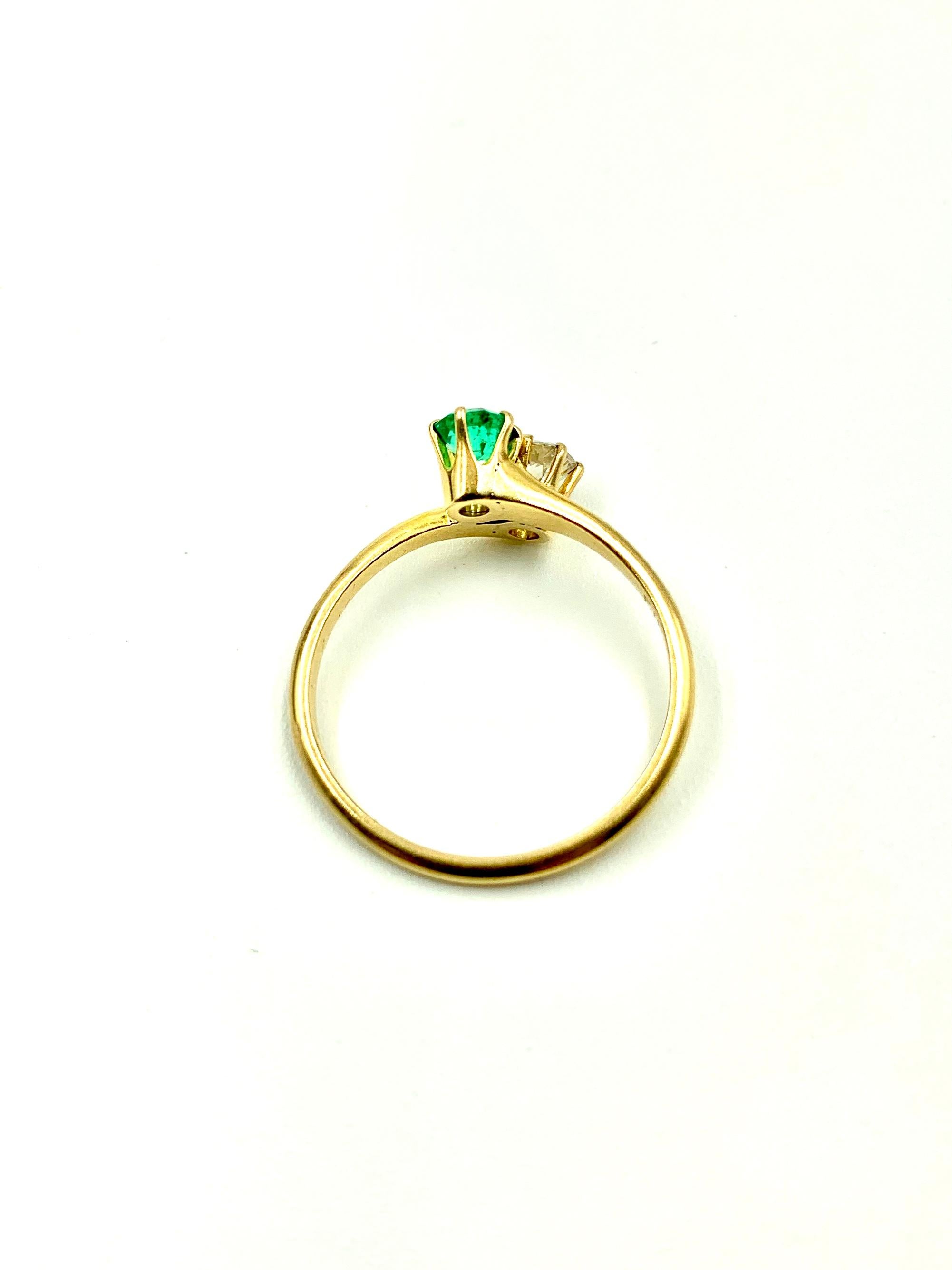 18k gold ring with emerald stone