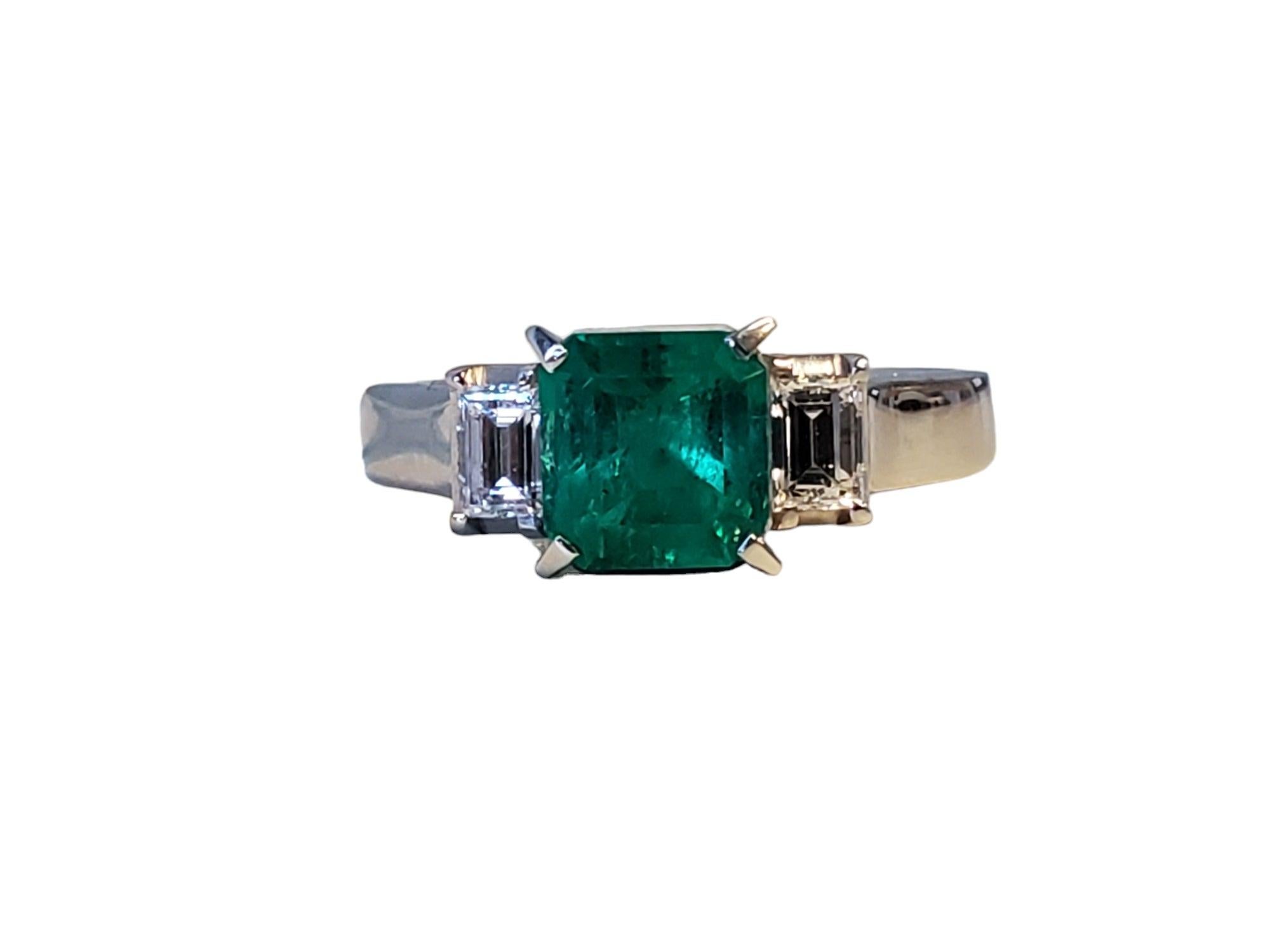 Modern Estate Colombian emerald 1.13ct diamond ring For Sale