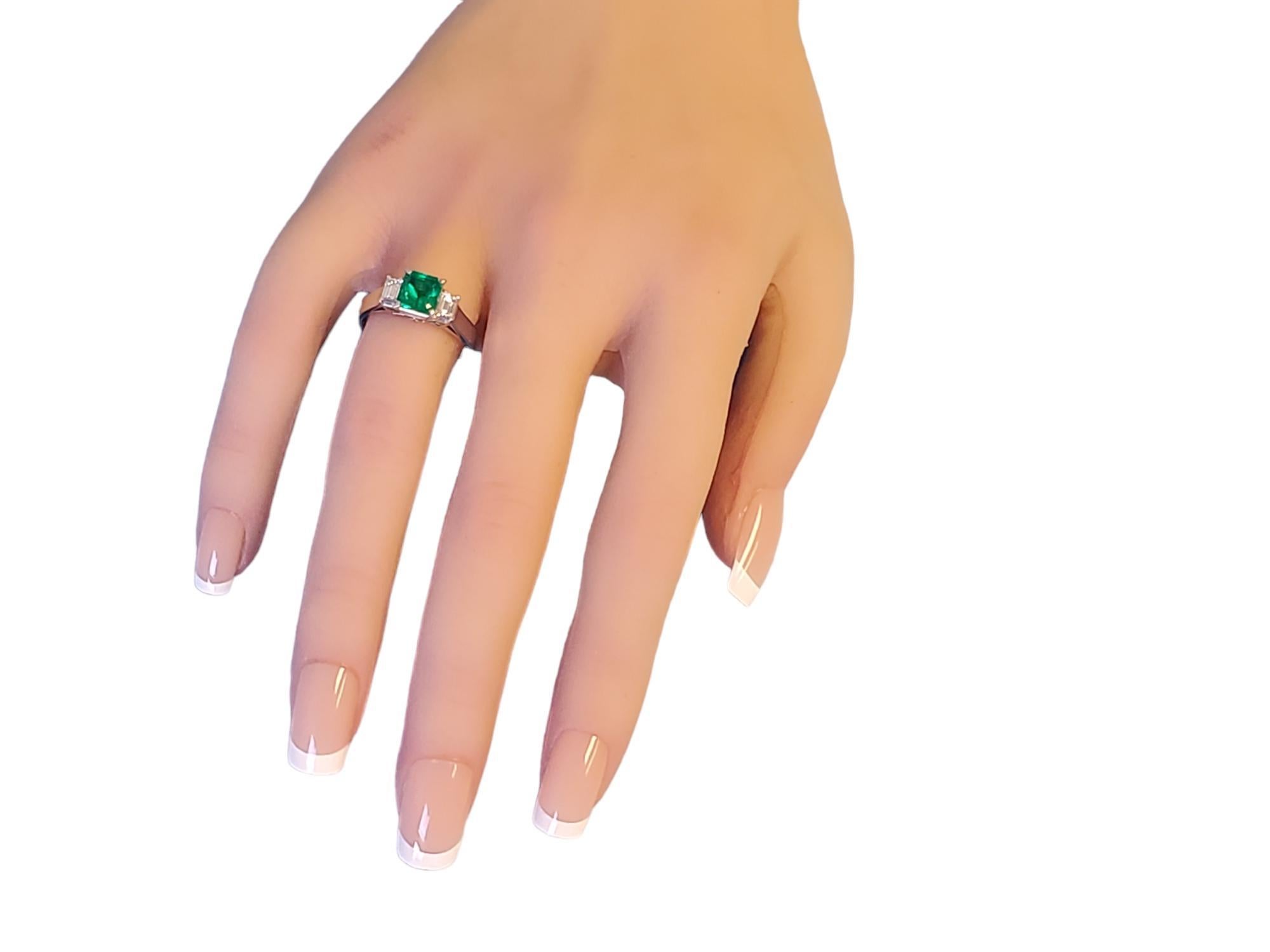Women's Estate Colombian emerald 1.13ct diamond ring For Sale