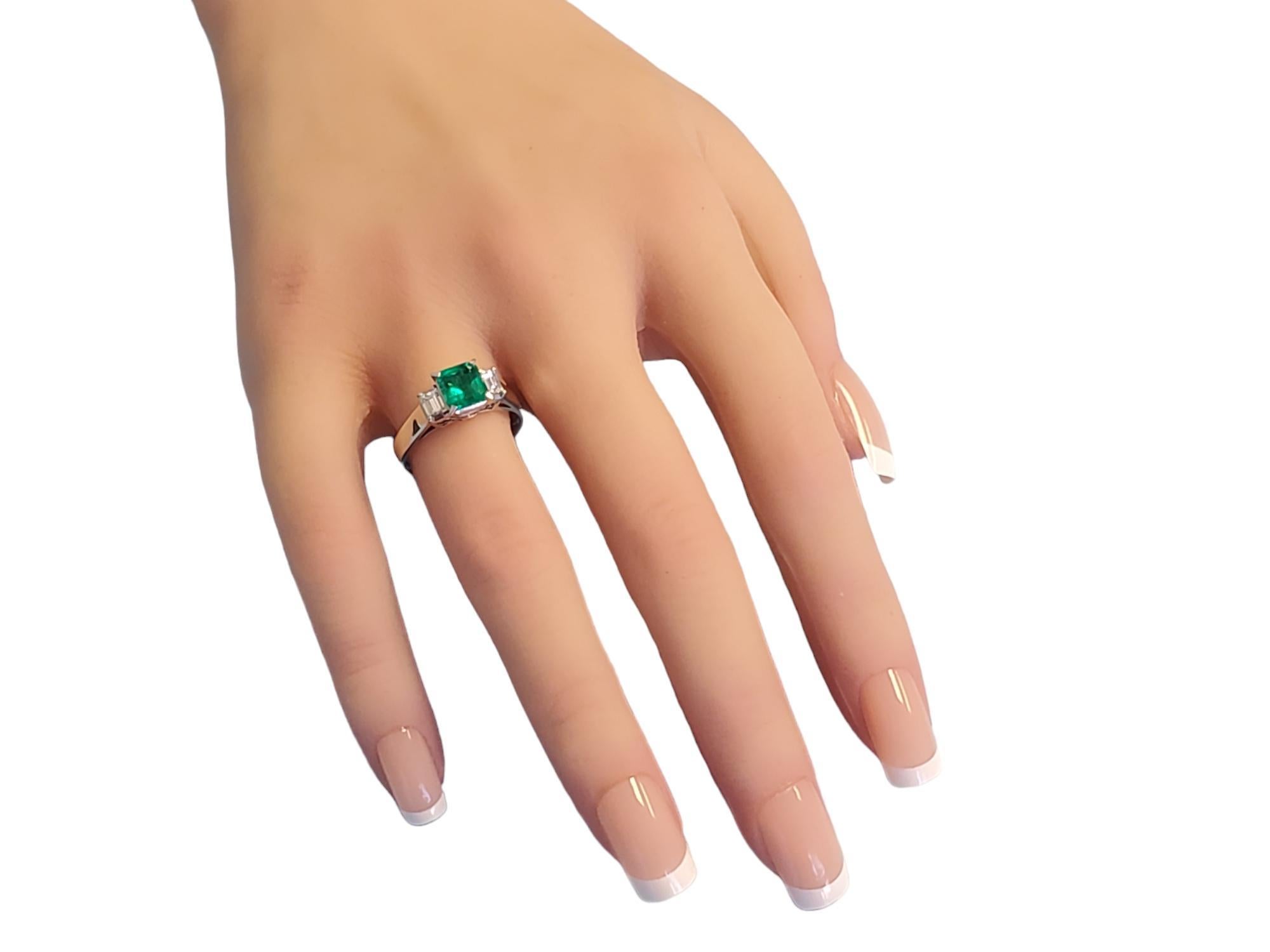 Estate Colombian emerald 1.13ct diamond ring For Sale 1