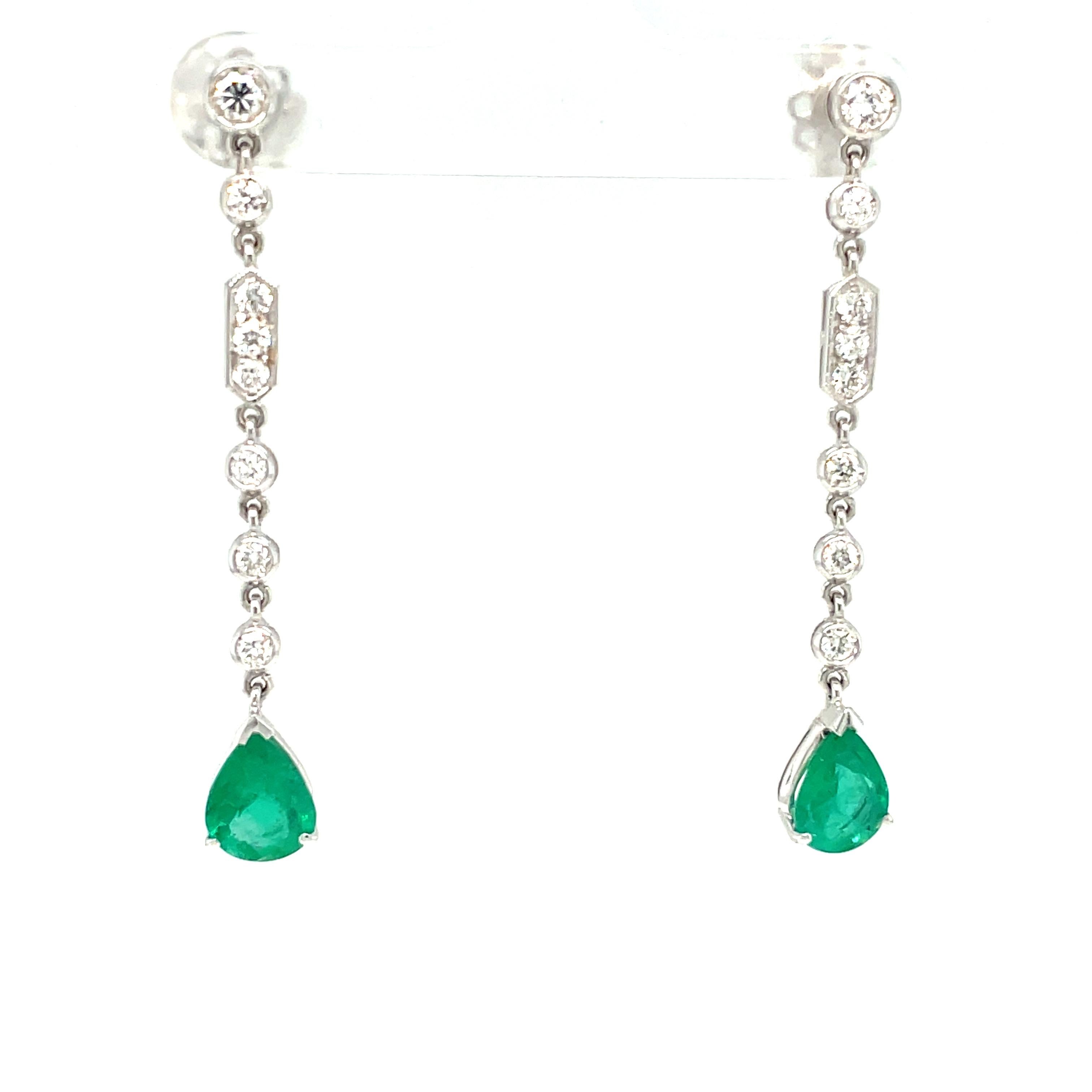 Estate Colombian Emerald Diamond Chandelier Earrings In Excellent Condition For Sale In Napoli, Italy
