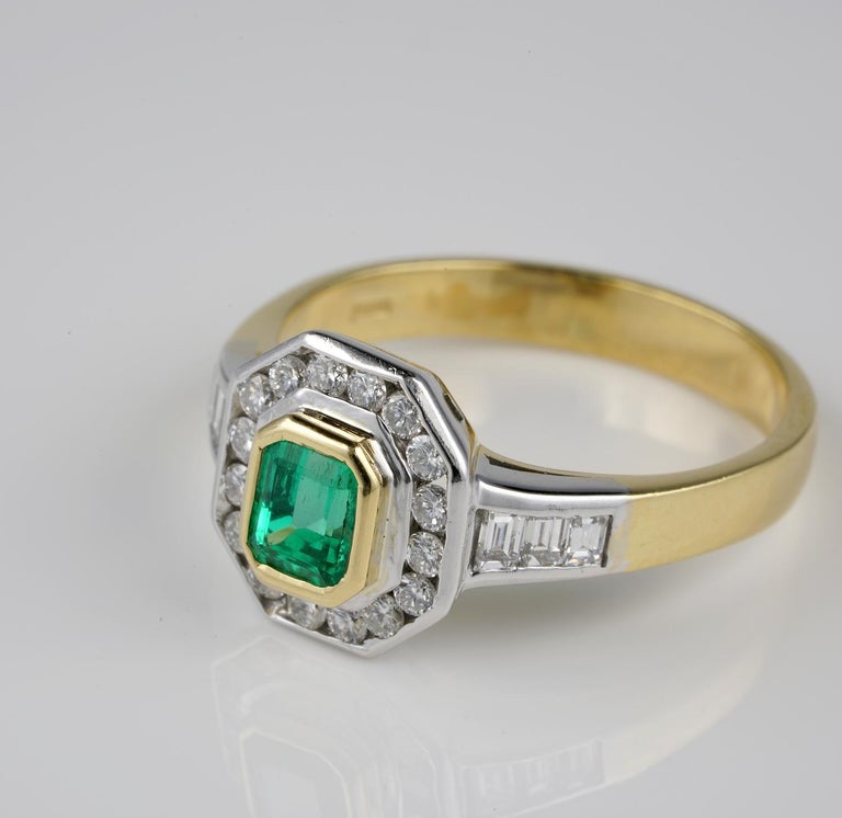 Bague Cocktail Or Jaune 18 Carats, émeraude Colombienne Et Diamant – Halo Vintage – Taille 7.75