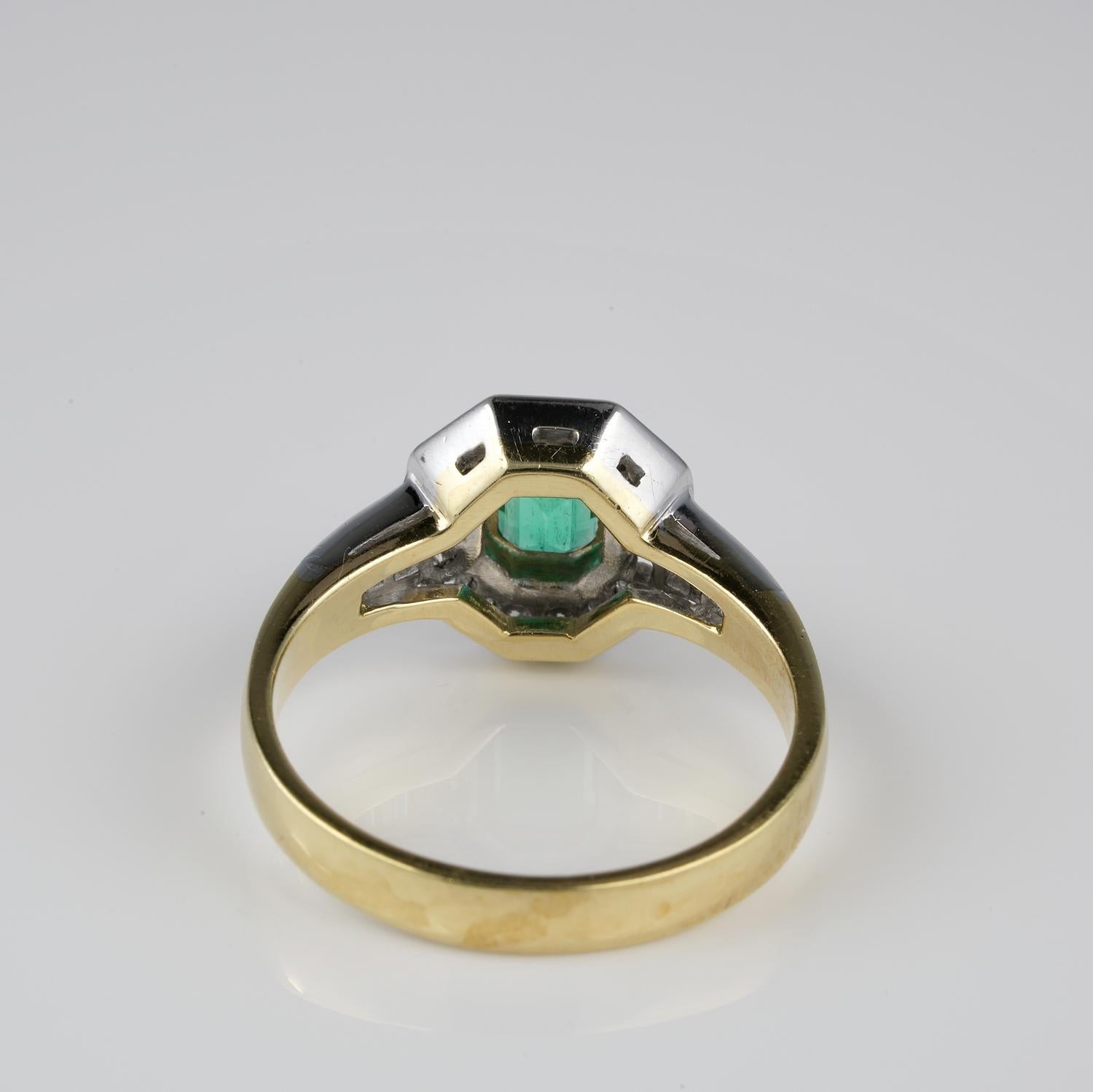 Estate Colombian Emerald Diamond Engagement 18 KT Ring In Good Condition For Sale In Napoli, IT