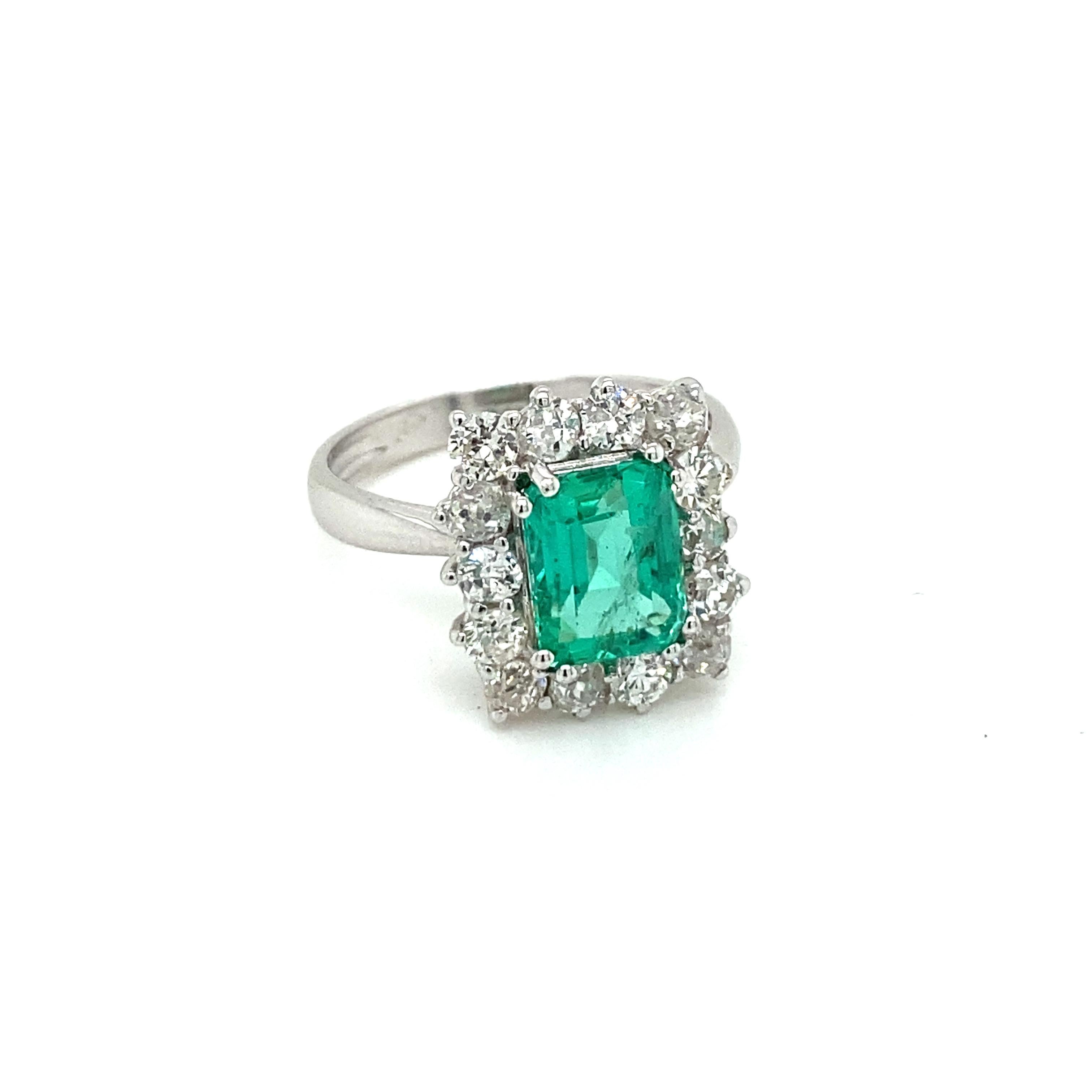 Estate Colombian Emerald Diamond Ring In Excellent Condition In Napoli, Italy