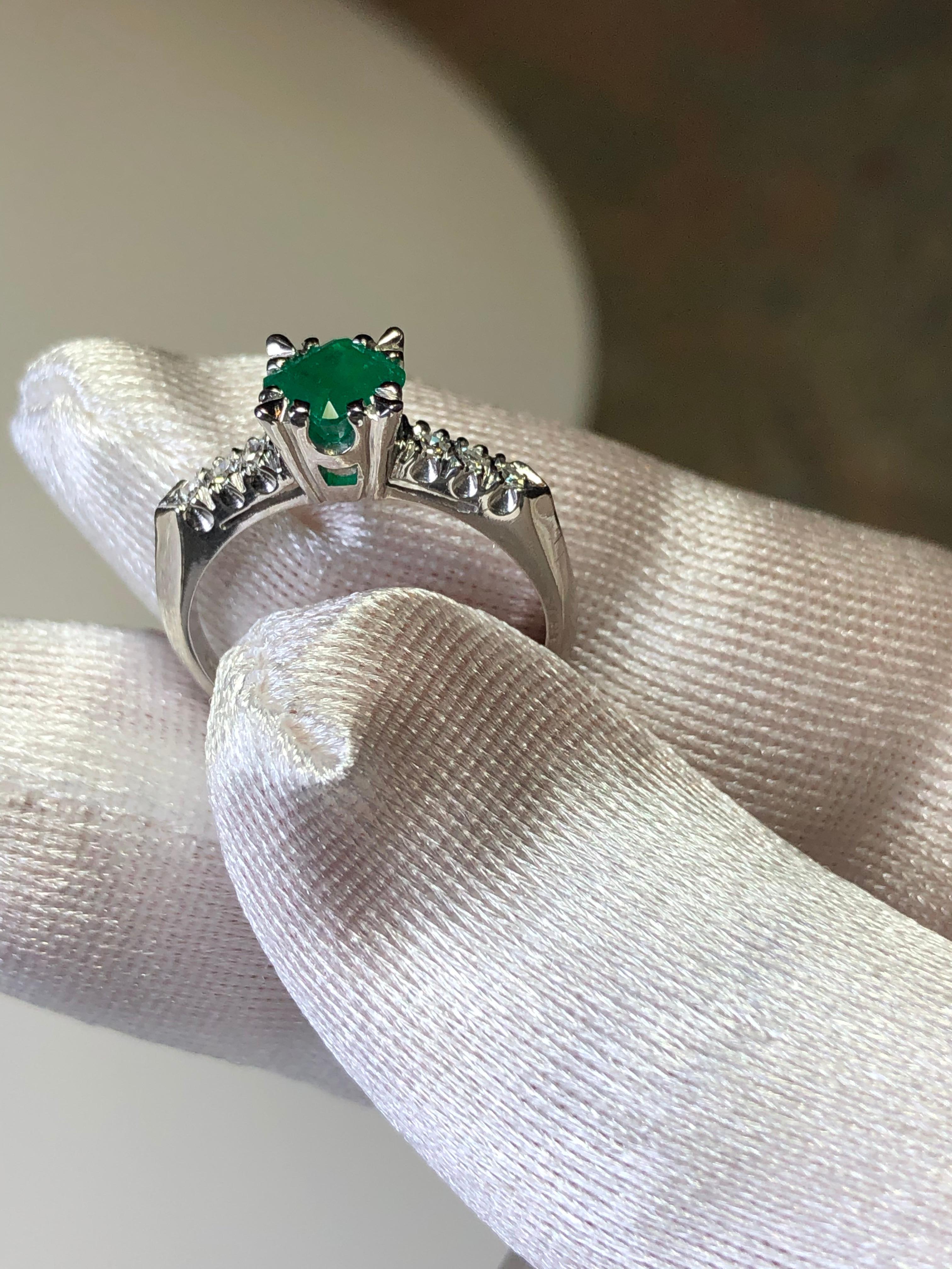 Vintage Colombian Emerald Engagement Ring Platinum For Sale 2