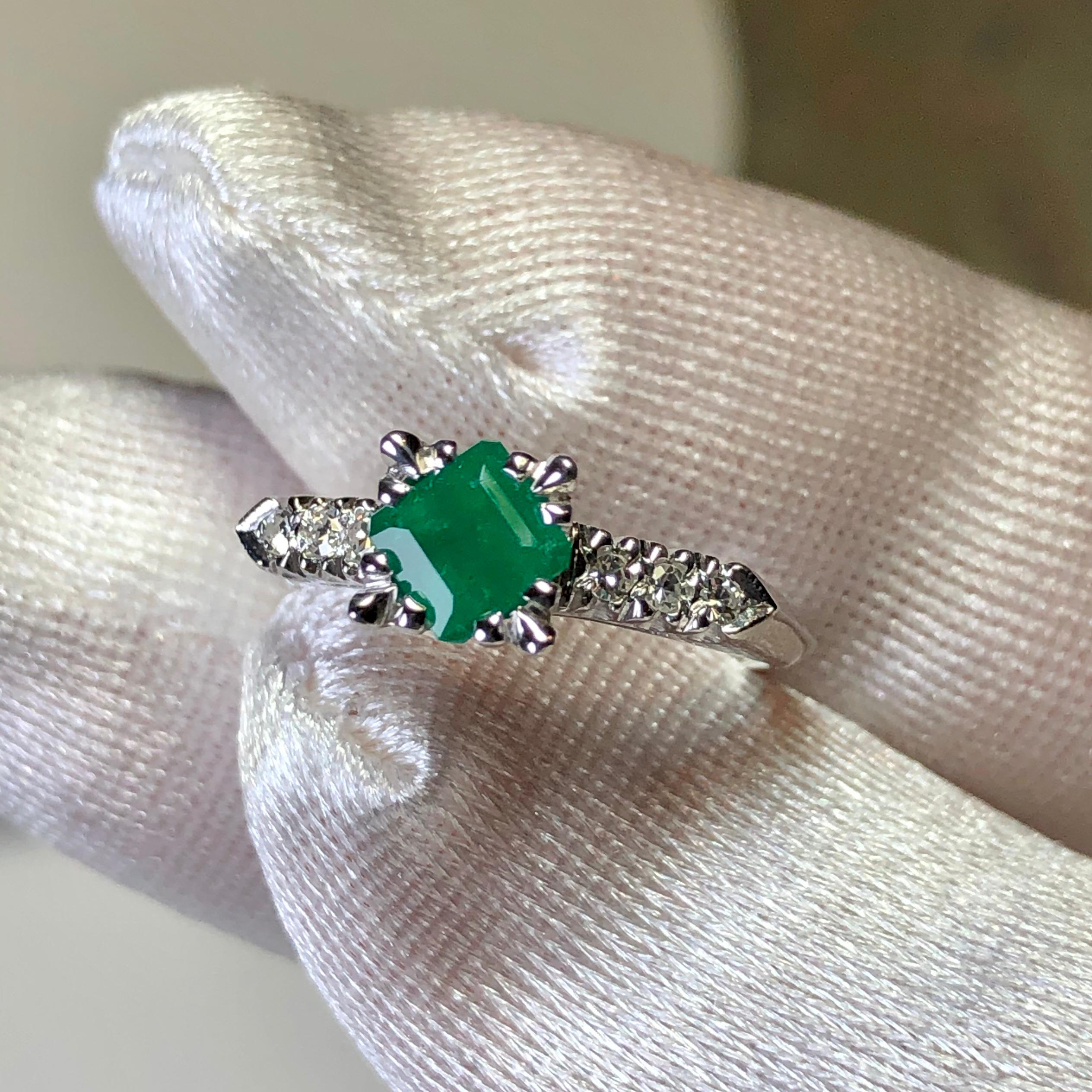 Natürlicher quadratischer Vintage-Smaragd von 0,71 Karat mit intensivem, tiefgrünem kolumbianischen Smaragd, Reinheit VS, gefasst in einem Solitär-Verlobungsring aus Platin im Vintage-Stil. Diamant-Akzent ca. 0,20 Karat G-SI1.
Dieser wunderschöne