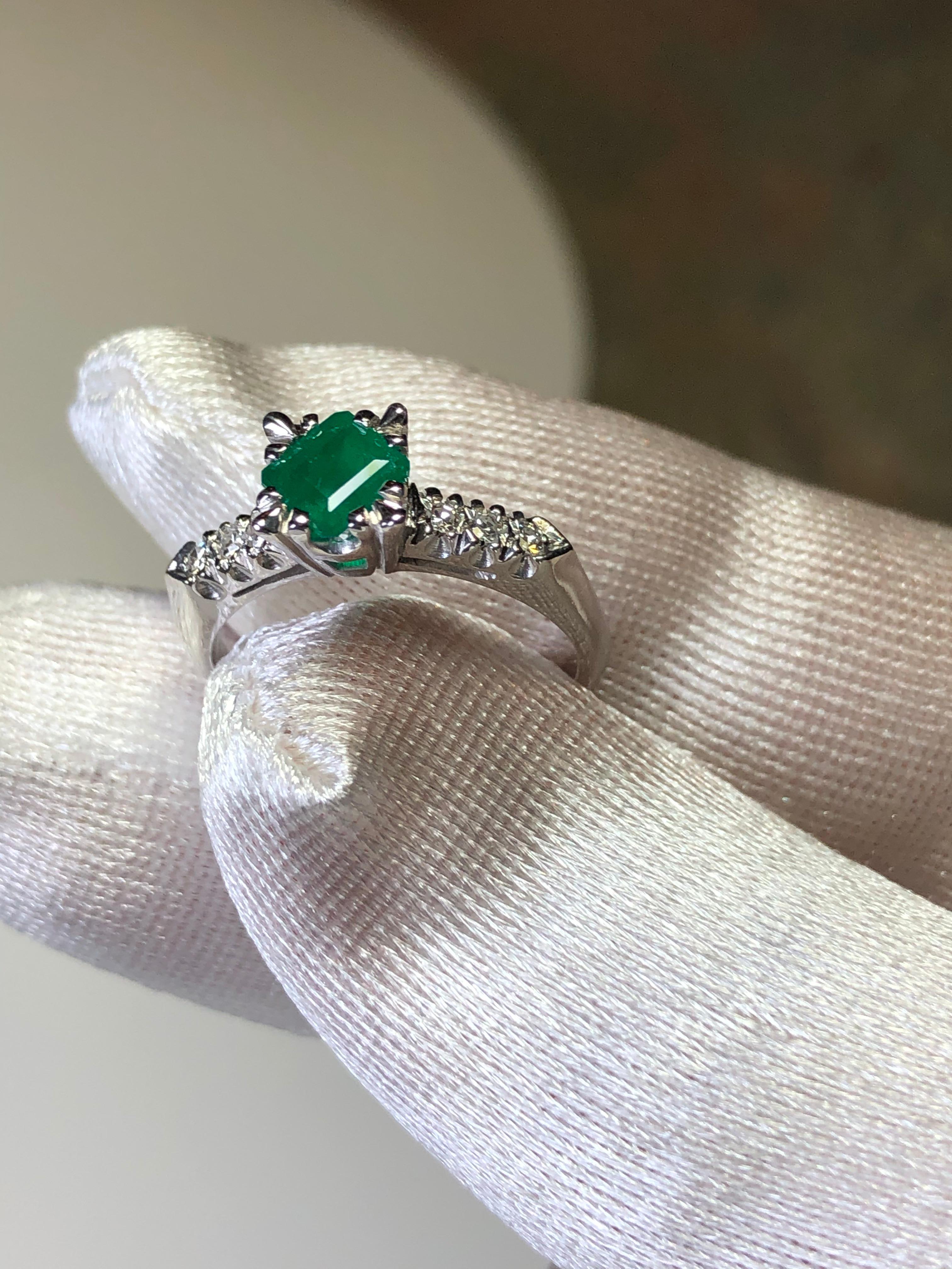 Vintage Colombian Emerald Engagement Ring Platinum For Sale 1