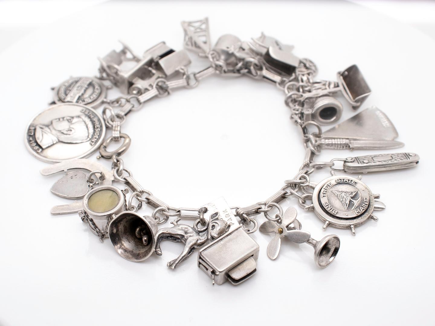 komplettes Sterlingsilber-Charm-Armband aus der Mitte des Jahrhunderts (Moderne) im Angebot