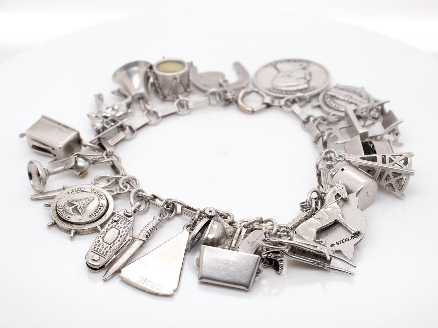 komplettes Sterlingsilber-Charm-Armband aus der Mitte des Jahrhunderts im Zustand „Gut“ im Angebot in Philadelphia, PA