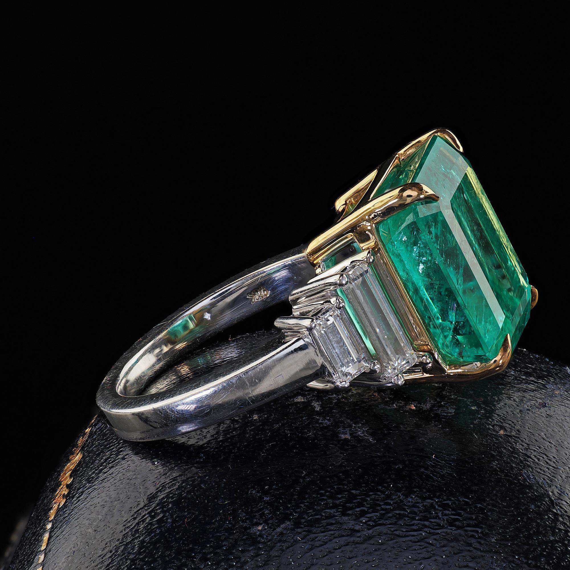 Estate Contemporary 14K White Gold Colombian Emerald Diamond Cocktail Ring - GIA In Good Condition For Sale In Great Neck, NY