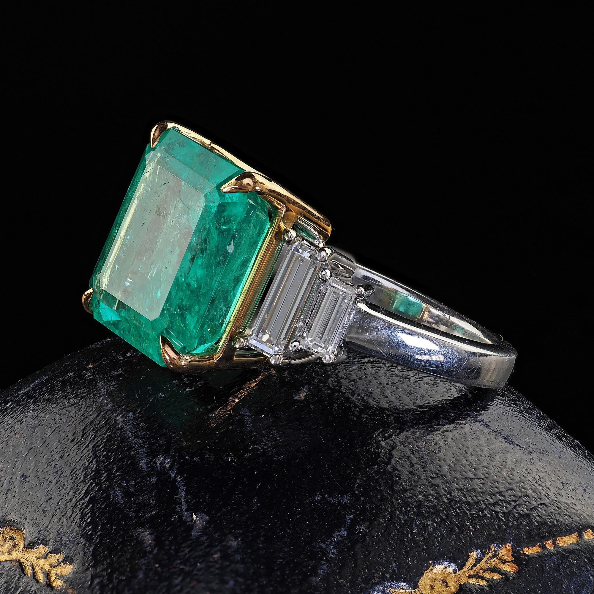 Women's Estate Contemporary 14K White Gold Colombian Emerald Diamond Cocktail Ring - GIA For Sale