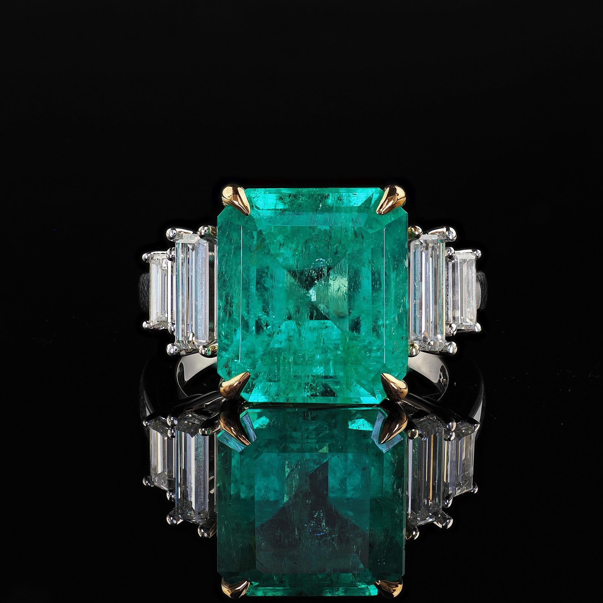 Estate Contemporary 14K White Gold Colombian Emerald Diamond Cocktail Ring - GIA For Sale 2