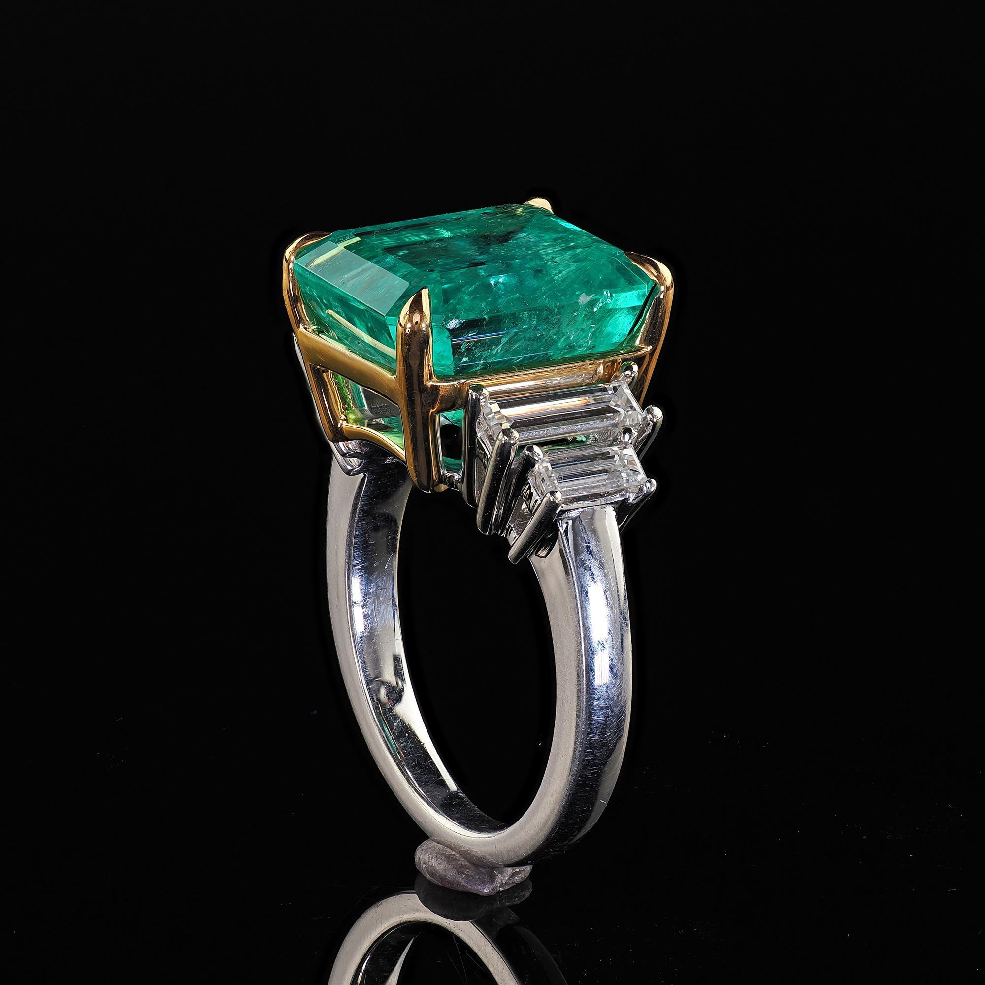Estate Contemporary 14K White Gold Colombian Emerald Diamond Cocktail Ring - GIA For Sale 3