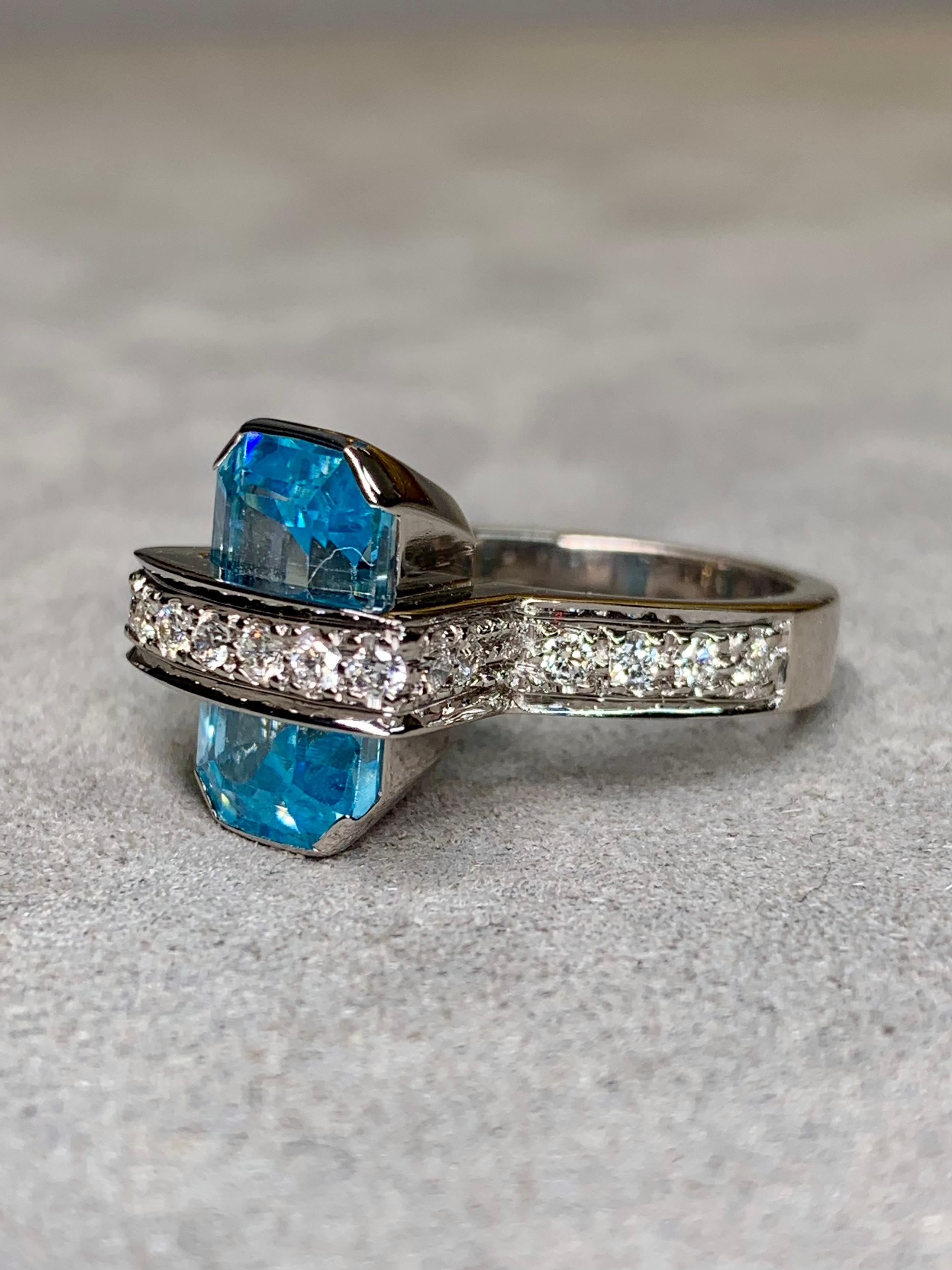 Anillo de Cóctel Escultural Contemporáneo de Oro Blanco de 18 K con Aguamarina y Diamantes Corte esmeralda en venta