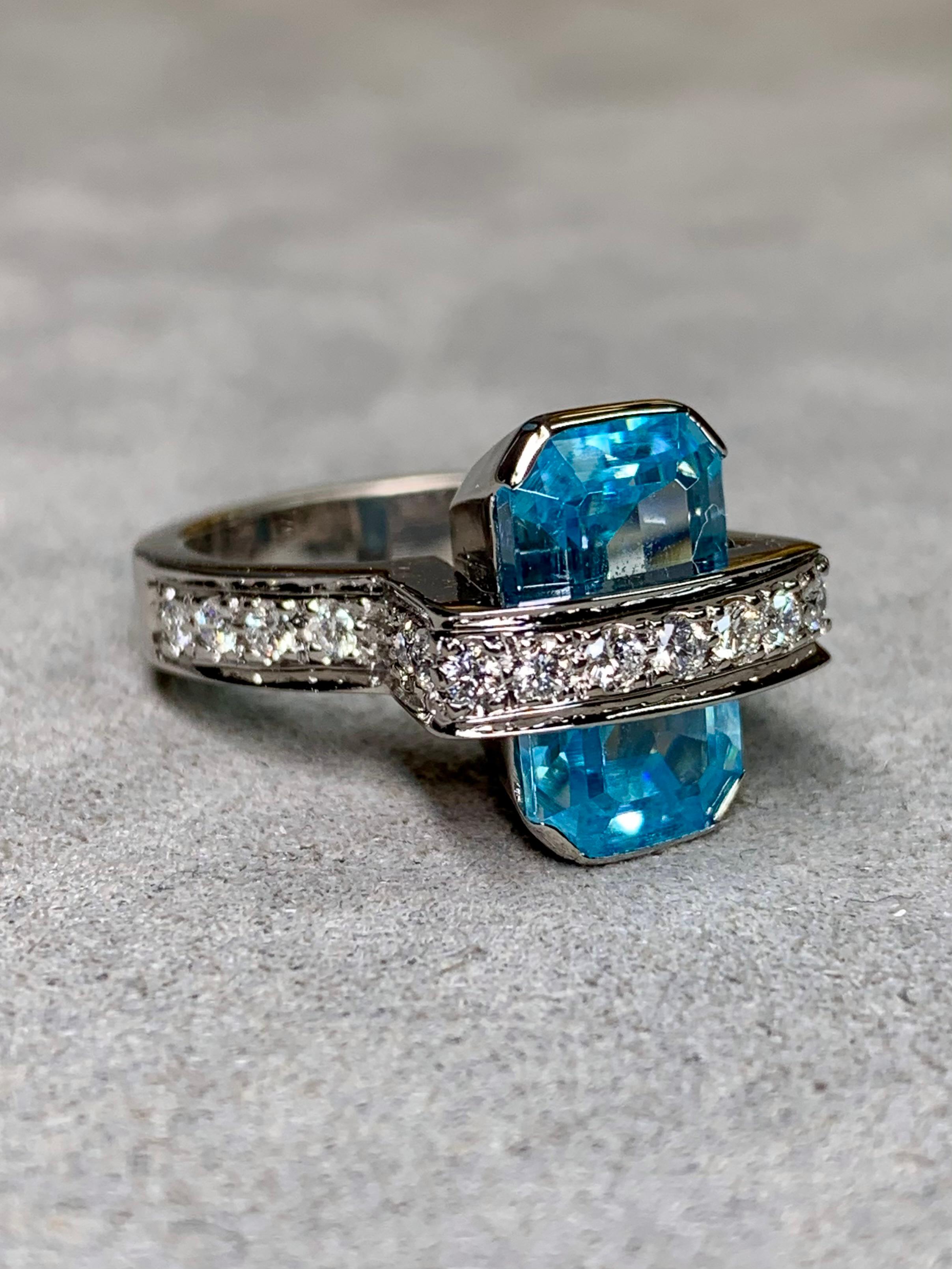 Anillo de Cóctel Escultural Contemporáneo de Oro Blanco de 18 K con Aguamarina y Diamantes en Excelente estado para la venta en Winter Springs, FL