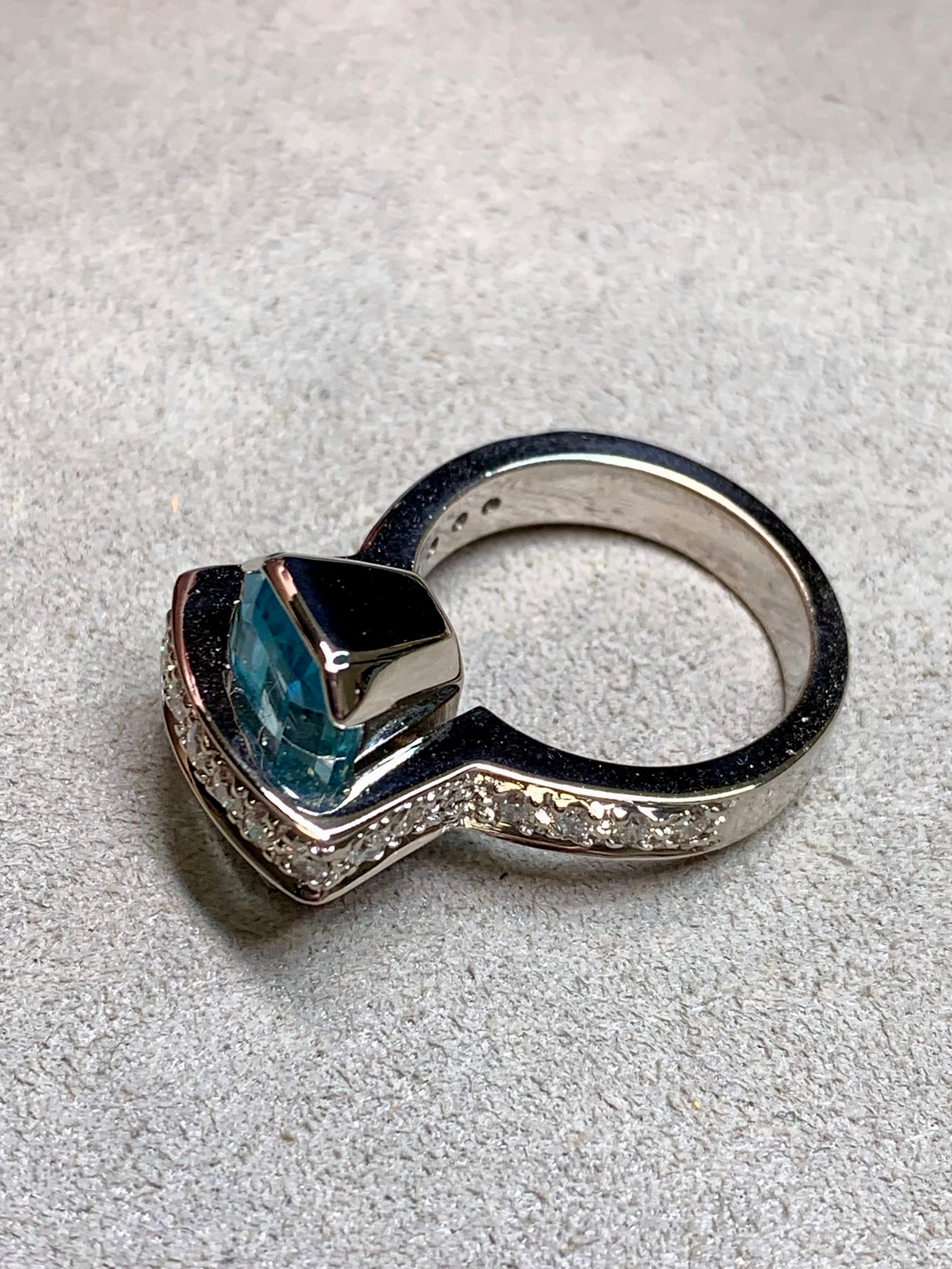 Femenino o masculino Anillo de Cóctel Escultural Contemporáneo de Oro Blanco de 18 K con Aguamarina y Diamantes en venta