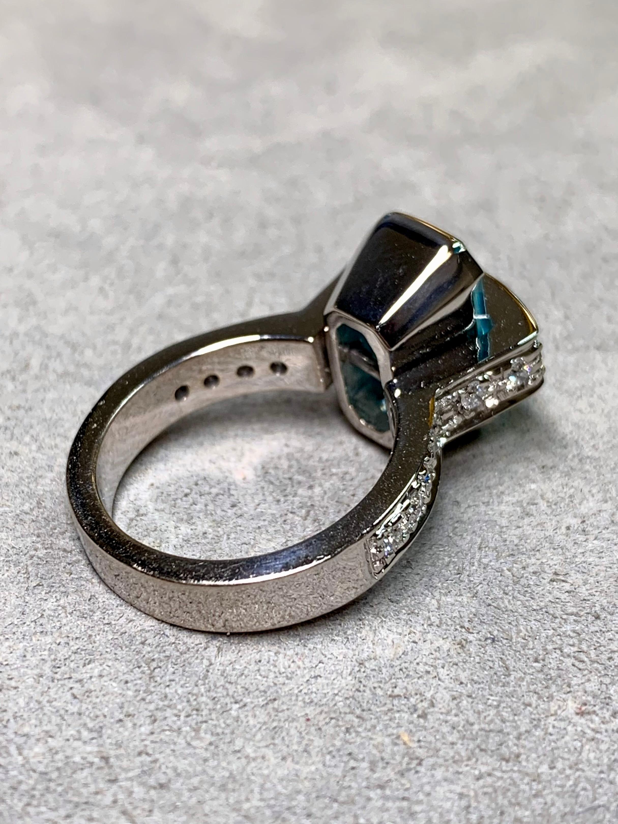 Anillo de Cóctel Escultural Contemporáneo de Oro Blanco de 18 K con Aguamarina y Diamantes en venta 1
