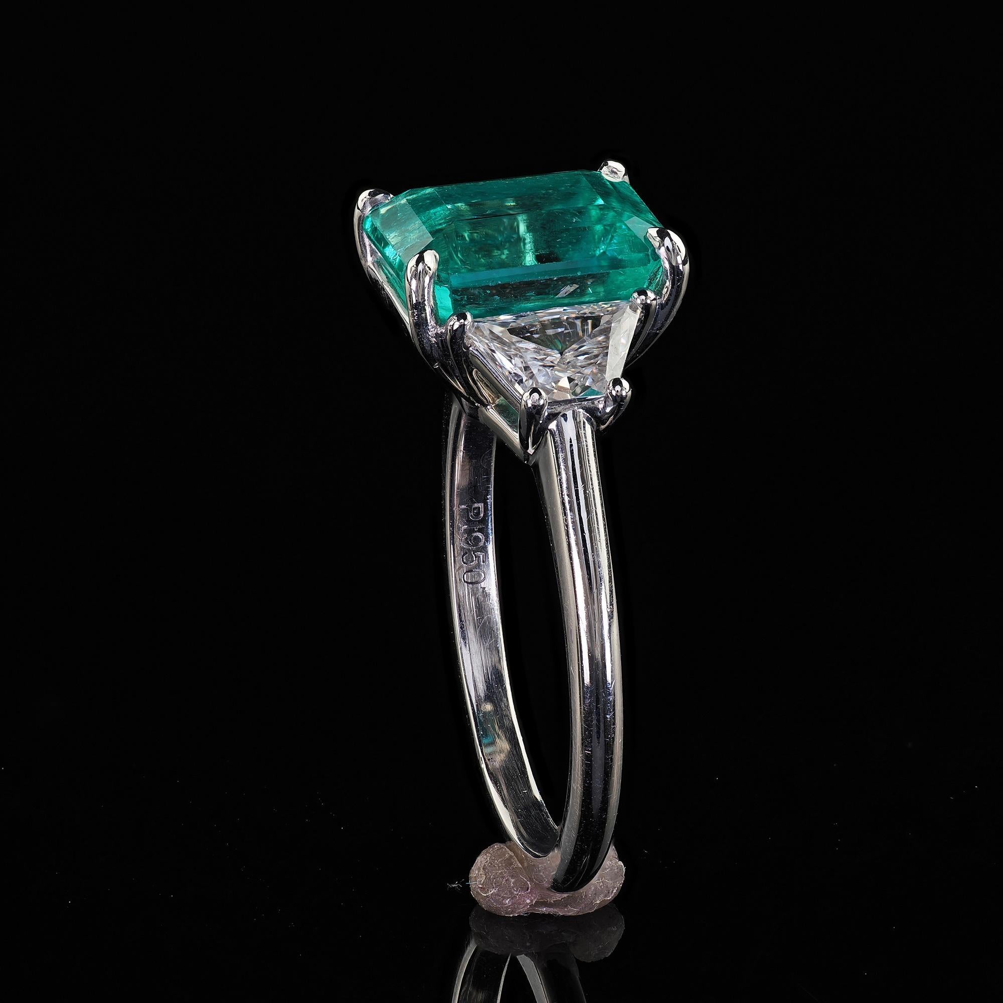 Anello con tre pietre di smeraldo colombiano in platino contemporaneo di proprietà - GIA in vendita 4