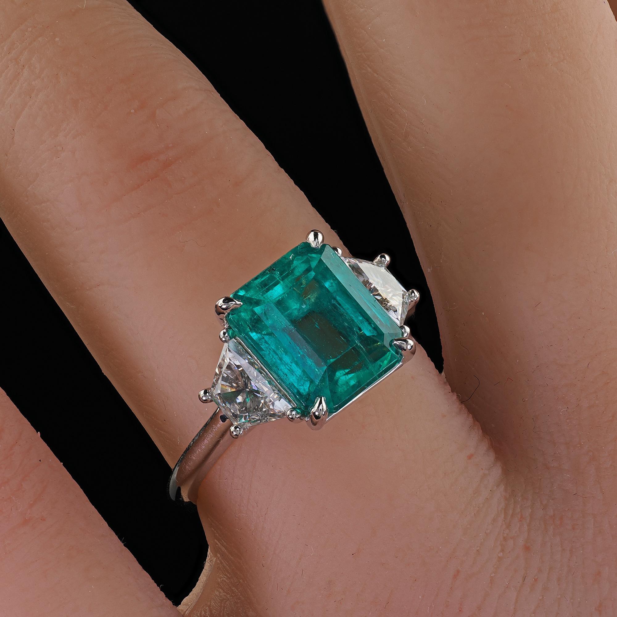 Anello con tre pietre di smeraldo colombiano in platino contemporaneo di proprietà - GIA in vendita 5