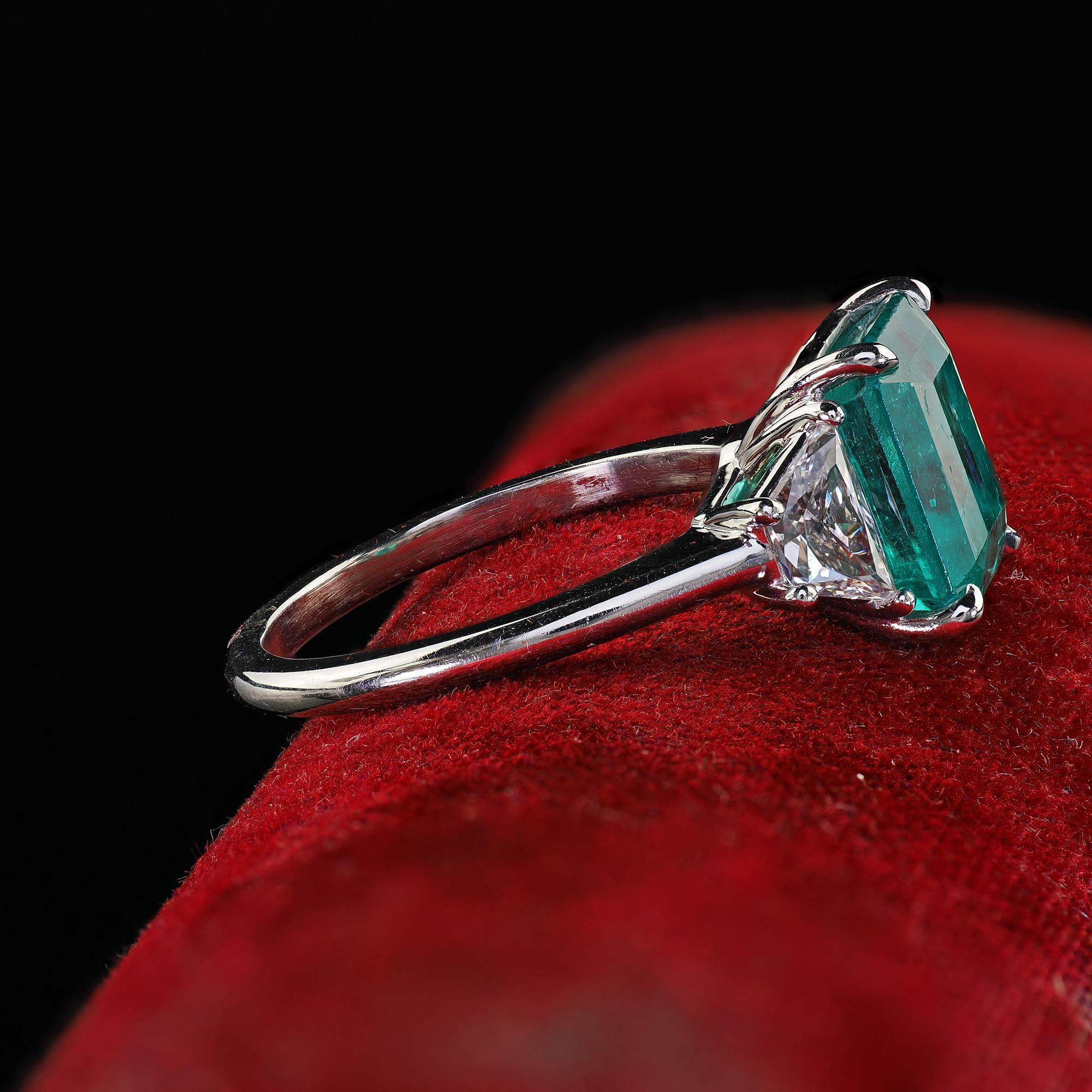 Trapezio Anello con tre pietre di smeraldo colombiano in platino contemporaneo di proprietà - GIA in vendita