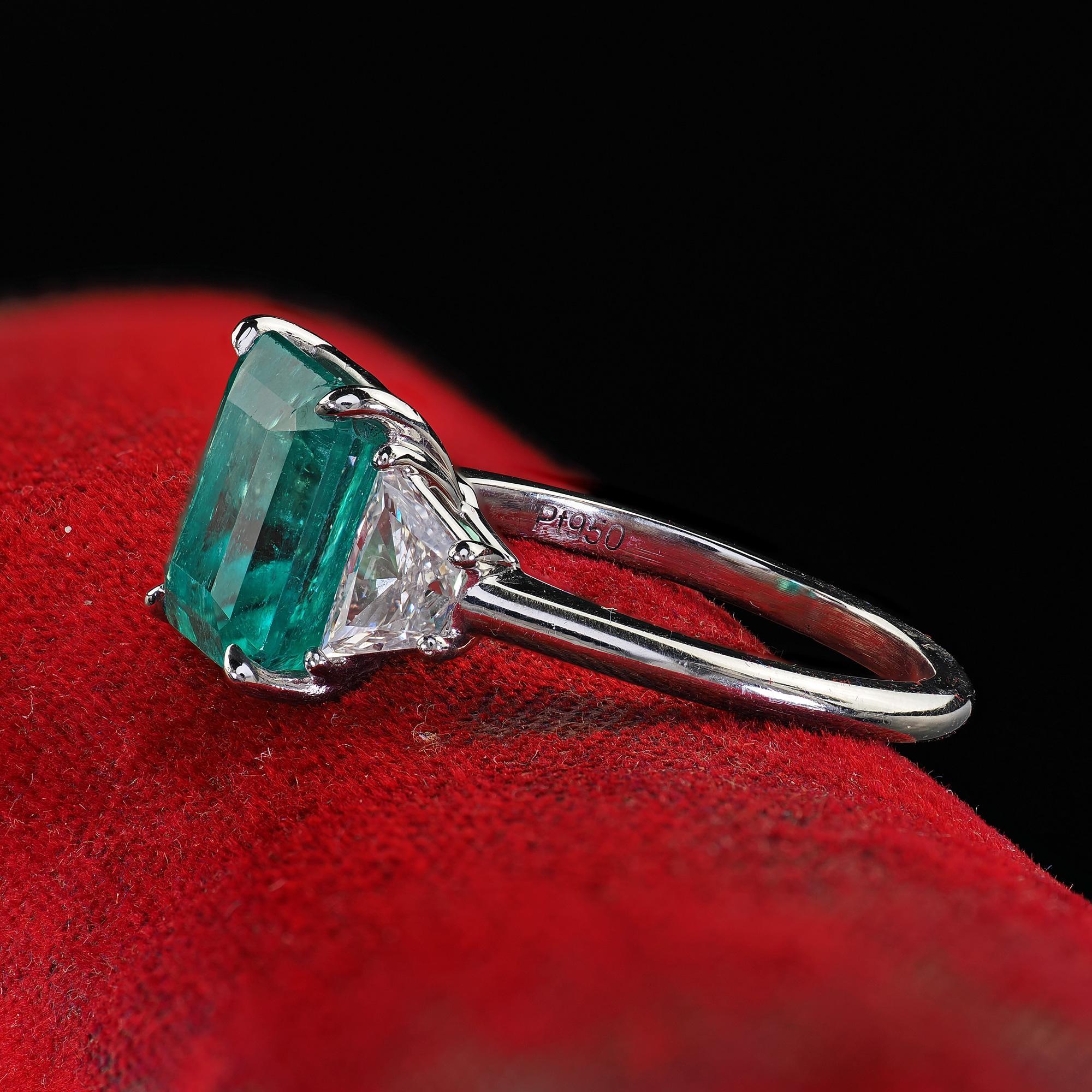 Anello con tre pietre di smeraldo colombiano in platino contemporaneo di proprietà - GIA In condizioni buone in vendita a Great Neck, NY