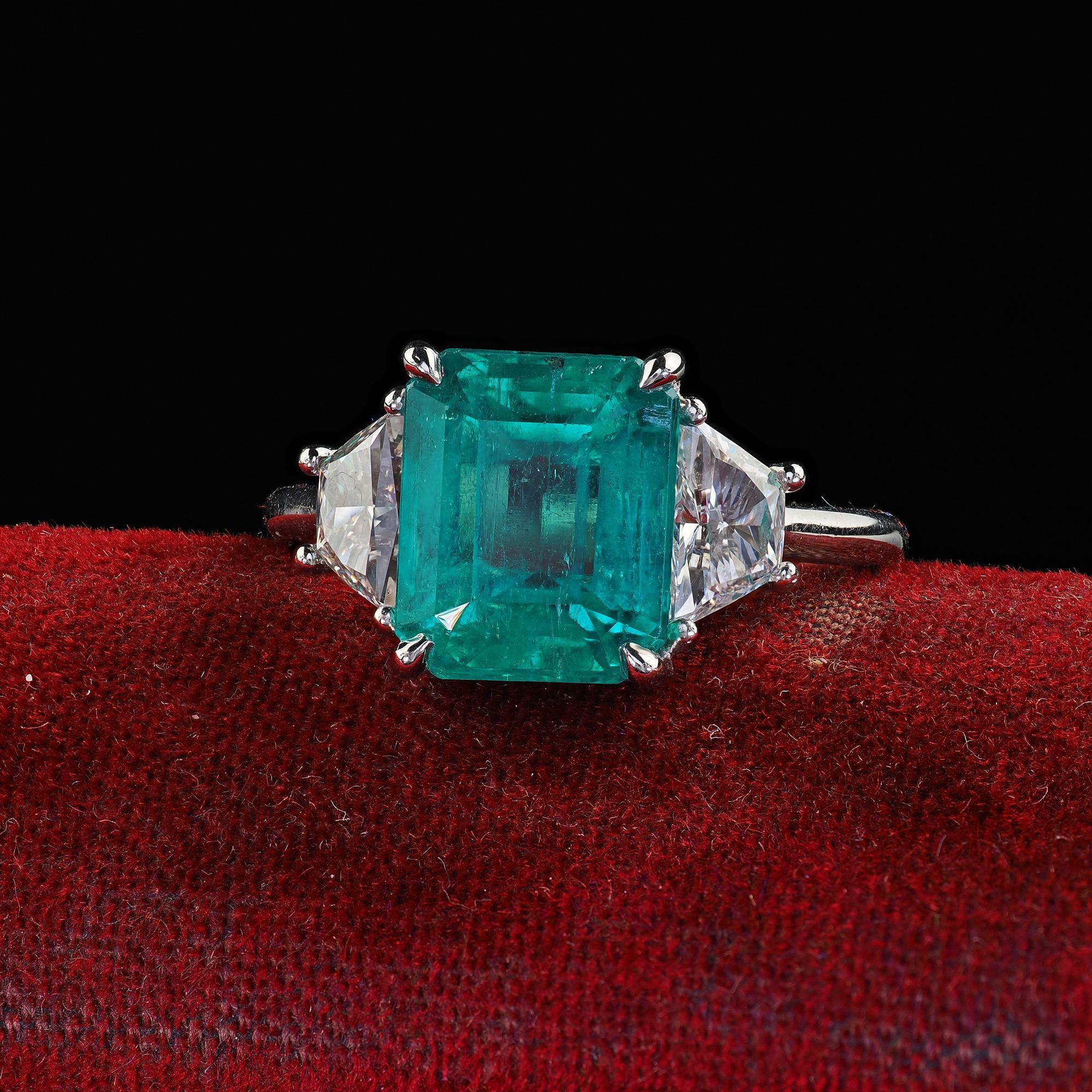 Anello con tre pietre di smeraldo colombiano in platino contemporaneo di proprietà - GIA in vendita 1