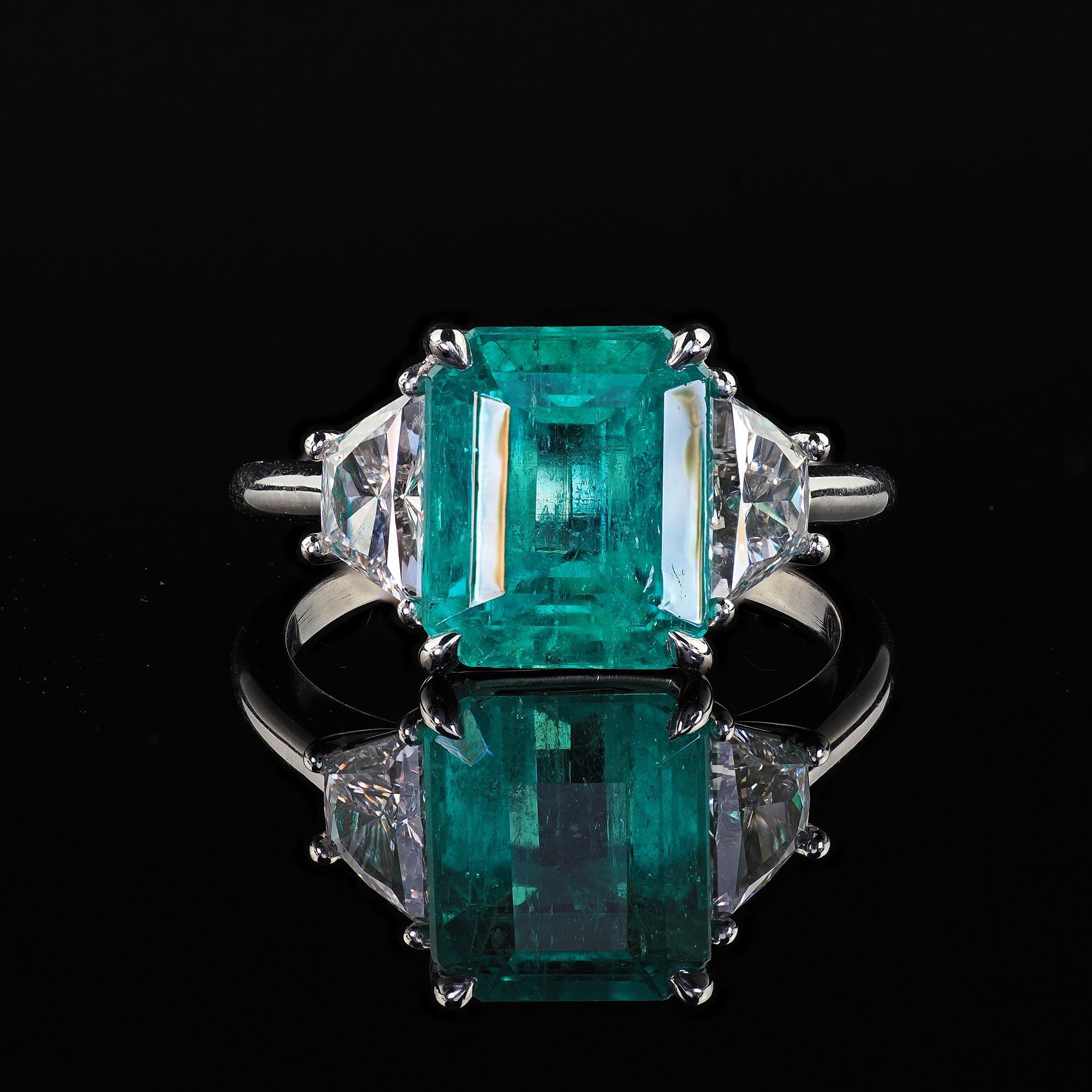 Anello con tre pietre di smeraldo colombiano in platino contemporaneo di proprietà - GIA in vendita 2