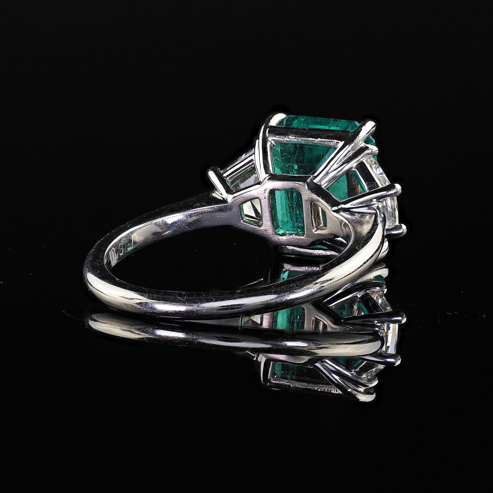 Anello con tre pietre di smeraldo colombiano in platino contemporaneo di proprietà - GIA in vendita 3