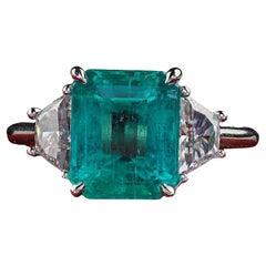 Anillo Estate Contemporáneo de Platino con Diamante Esmeralda Colombiana y Tres Piedras - GIA