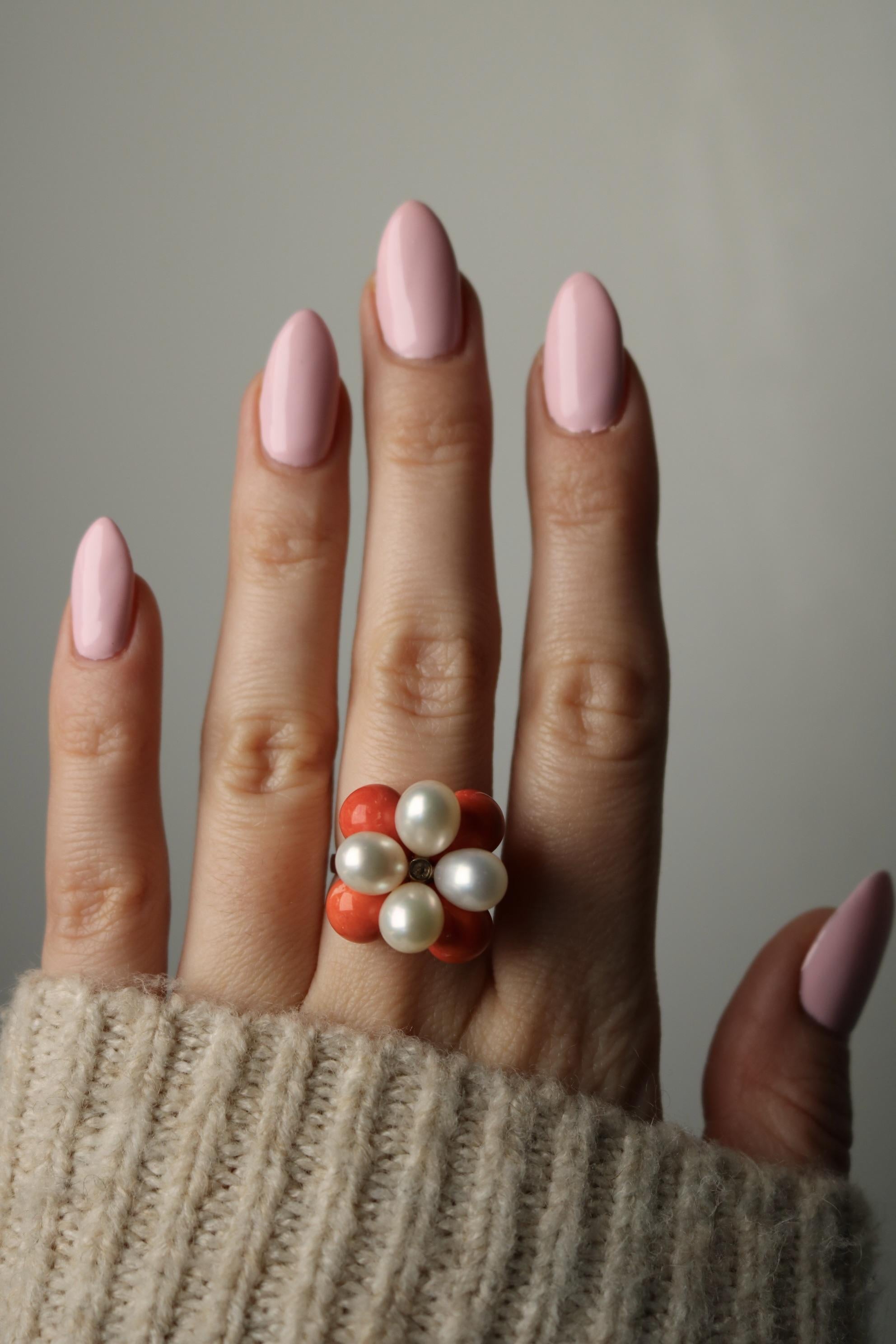 Anello di proprietà con corallo e perle a motivo floreale in oro bianco 18 carati in vendita 4