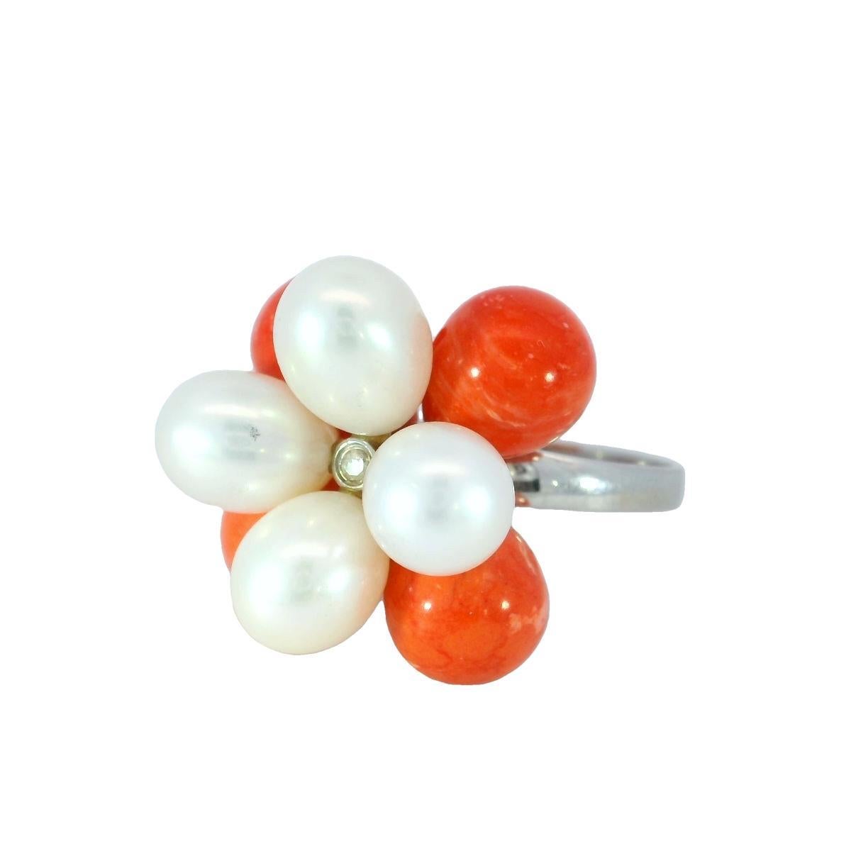 Anello di proprietà con corallo e perle a motivo floreale in oro bianco 18 carati

Questo esclusivo anello da cocktail in oro bianco 18 carati presenta un vibrante mix di corallo e madreperla, disposti in un audace grappolo floreale. L'abbinamento
