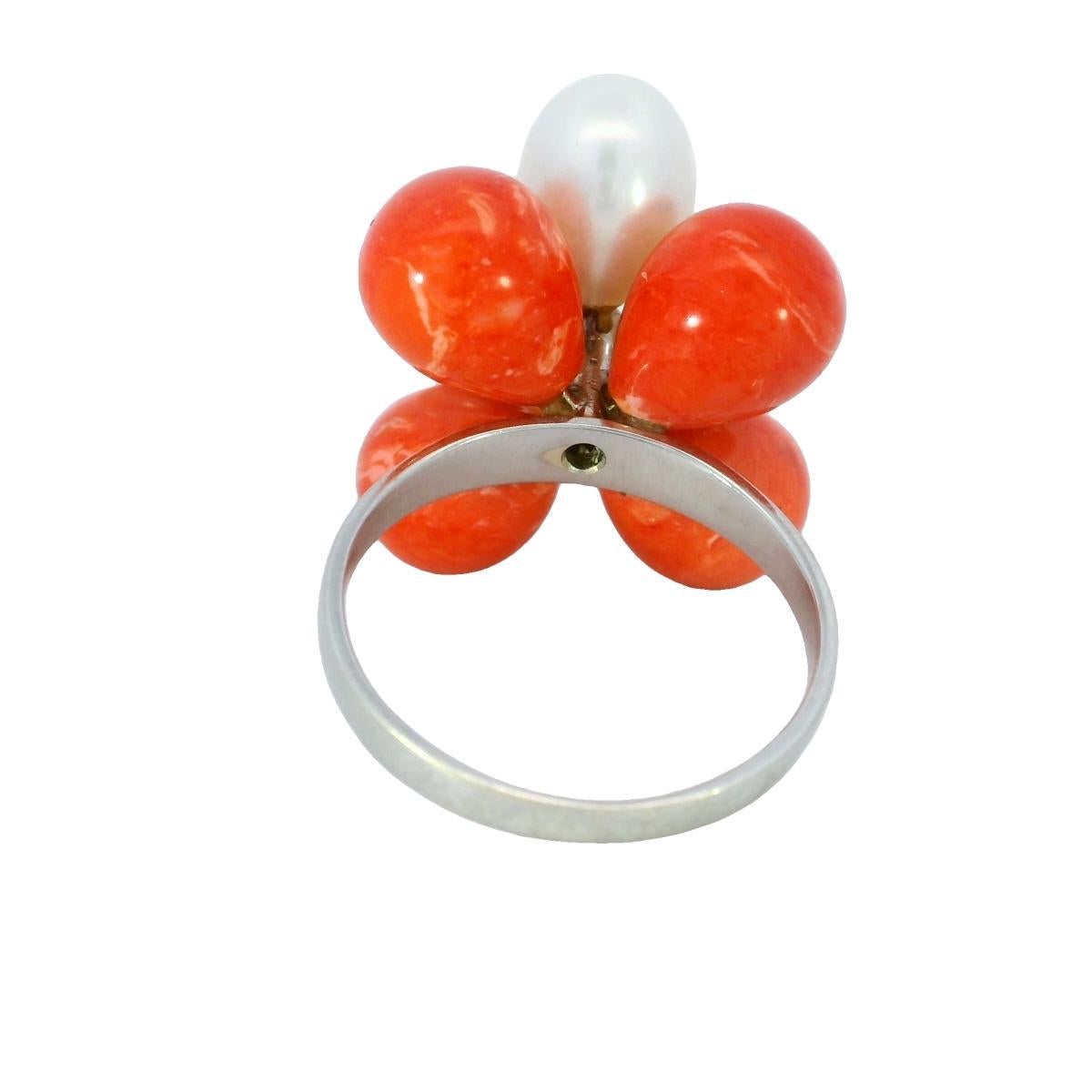 Taglio rotondo Anello di proprietà con corallo e perle a motivo floreale in oro bianco 18 carati in vendita