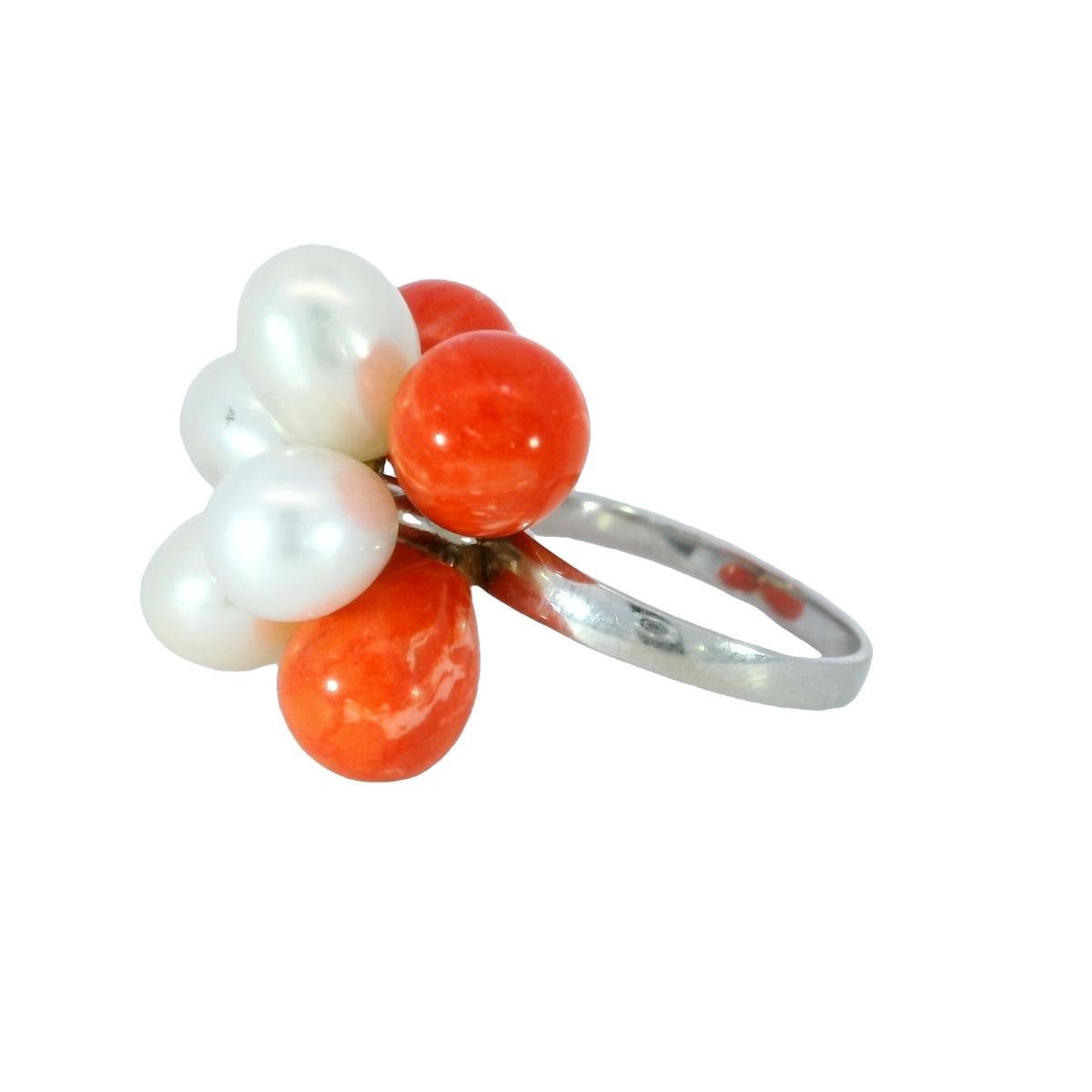 Anello di proprietà con corallo e perle a motivo floreale in oro bianco 18 carati In condizioni buone in vendita a Fairfield, CT