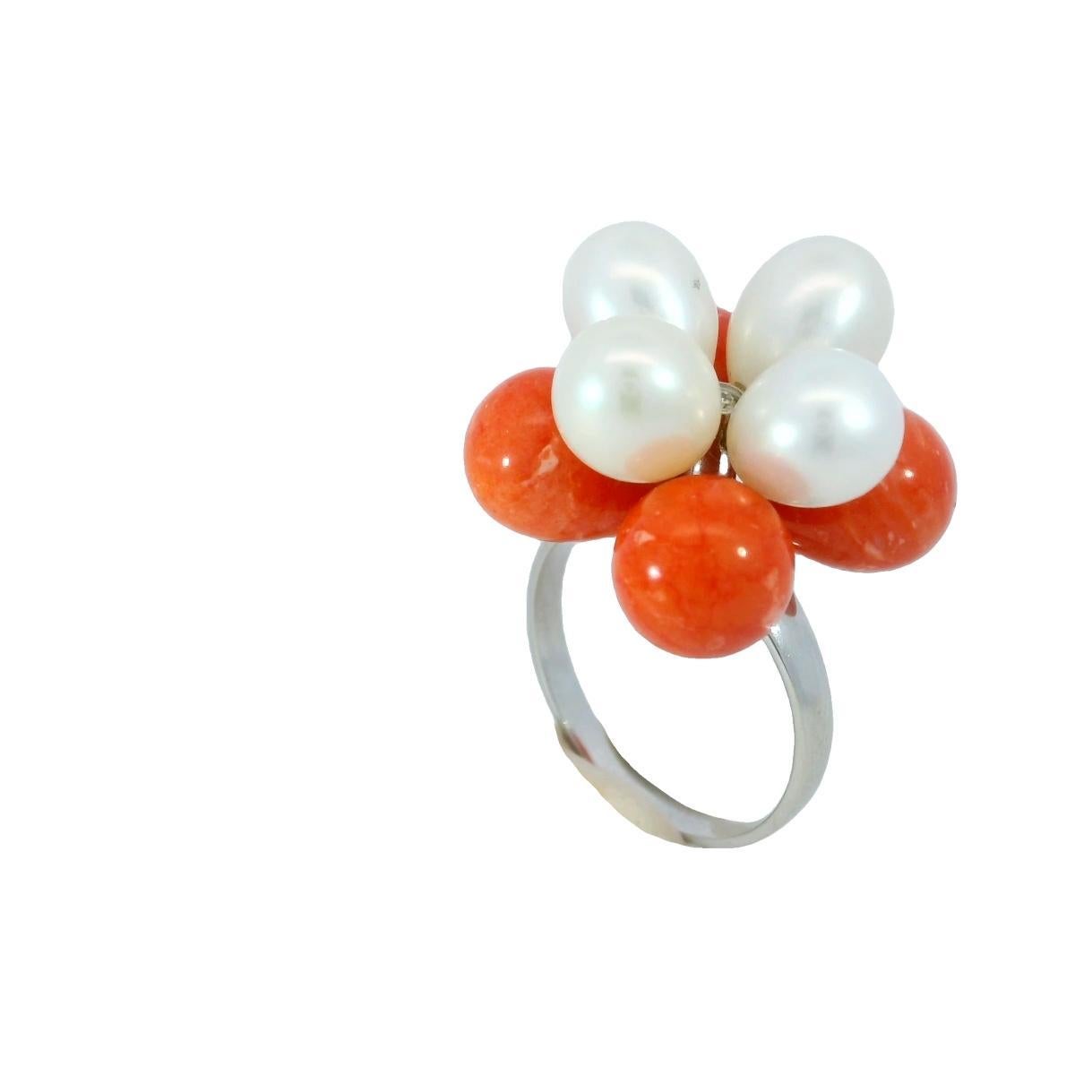 Donna Anello di proprietà con corallo e perle a motivo floreale in oro bianco 18 carati in vendita