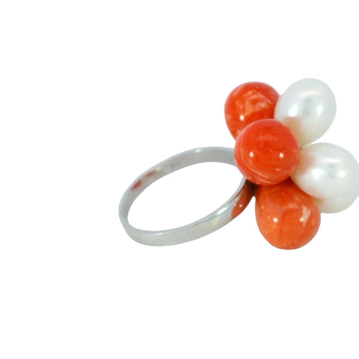 Anello di proprietà con corallo e perle a motivo floreale in oro bianco 18 carati in vendita 1