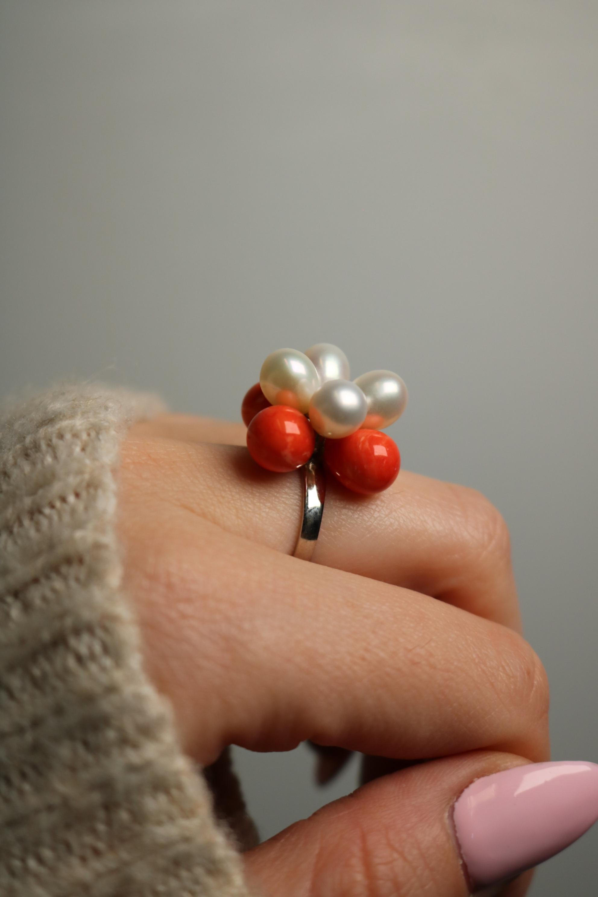 Anello di proprietà con corallo e perle a motivo floreale in oro bianco 18 carati in vendita 3
