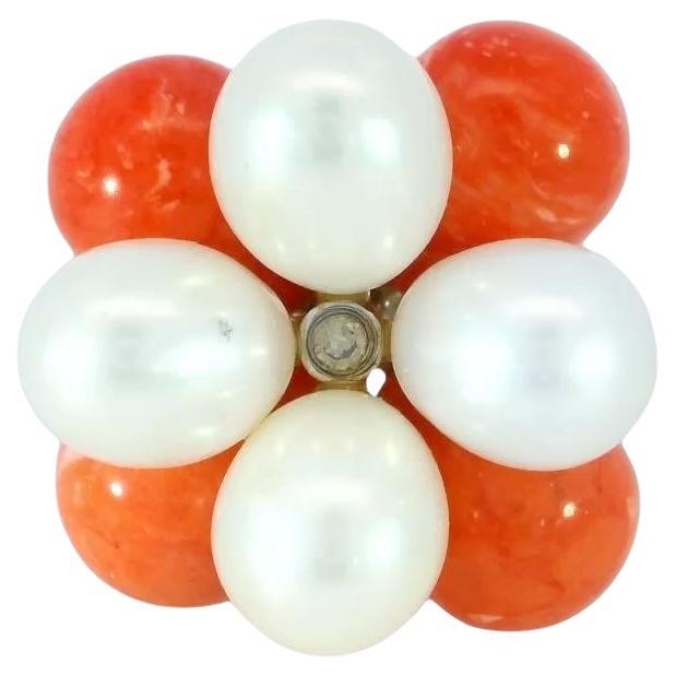 Anillo de oro blanco de 18 quilates con motivos florales de coral y perlas