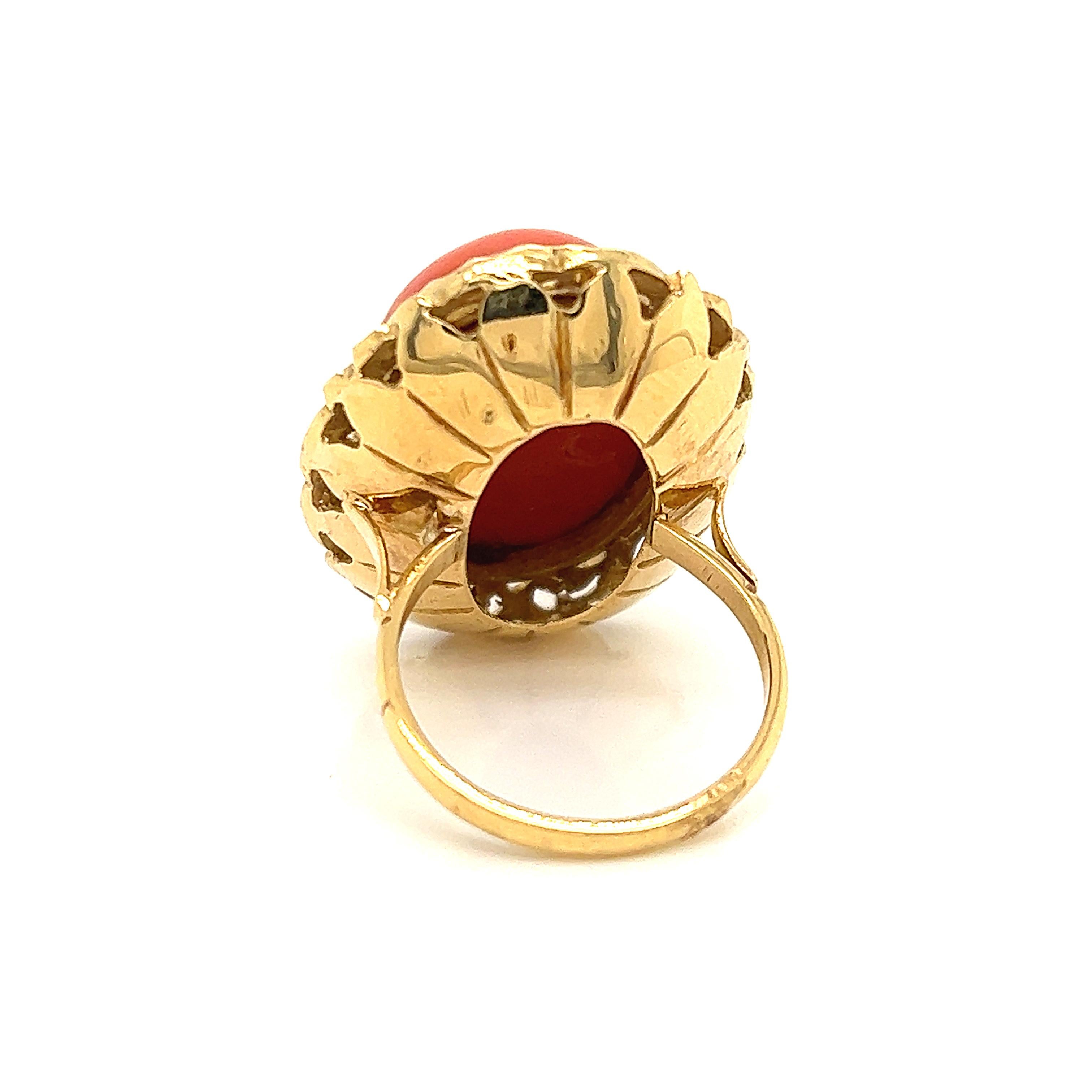 Estate Coral Cabochon 18k Yellow Gold Cocktail Ring In Good Condition In MIAMI, FL
