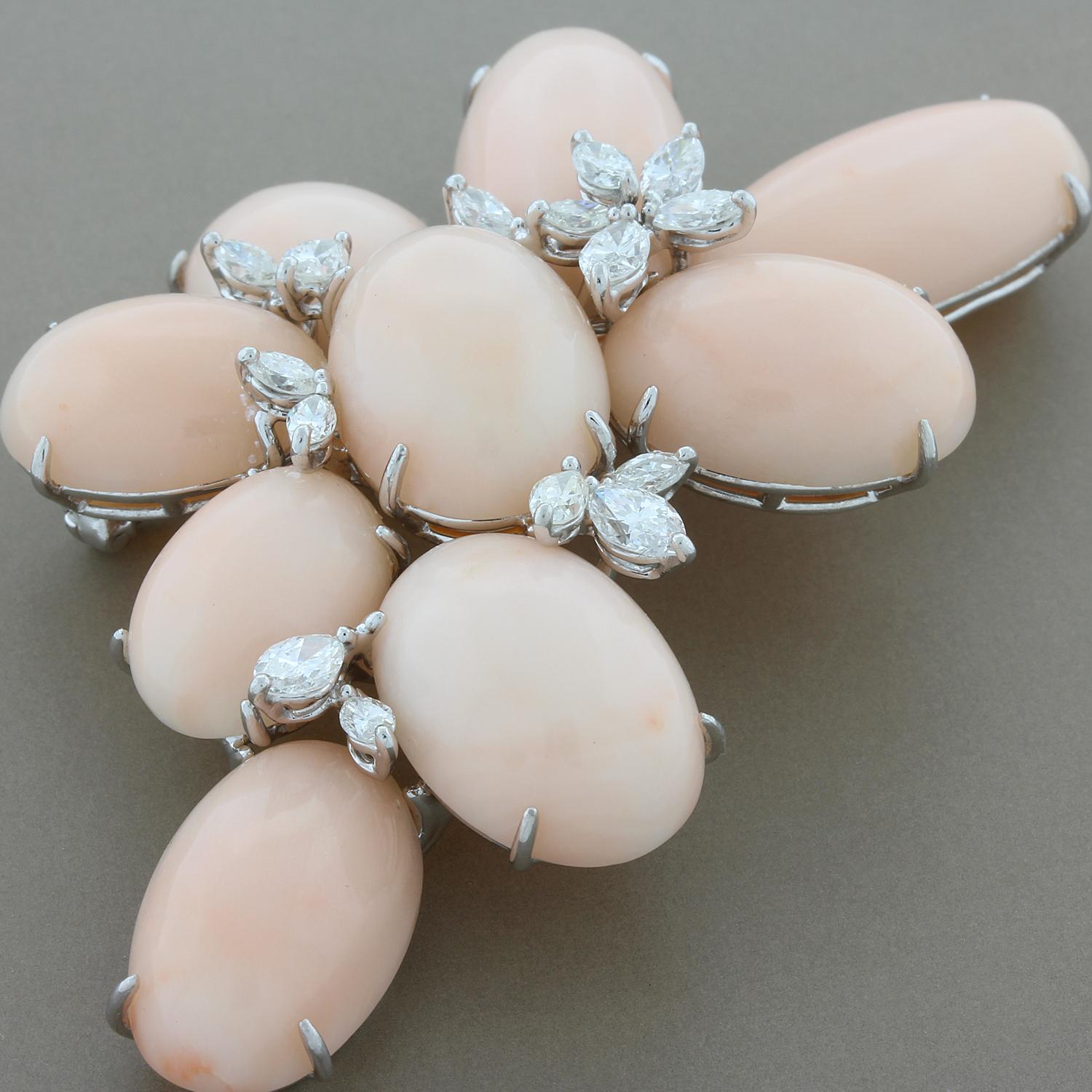 Cette élégante broche de succession avec une monture en platine présente une grappe de coraux cabochons ovales accentuée par environ 2,50 carats de diamants taille marquise.  

Longueur de la broche : 3.00 pouces 
Largeur de la broche : 1,50 pouces
