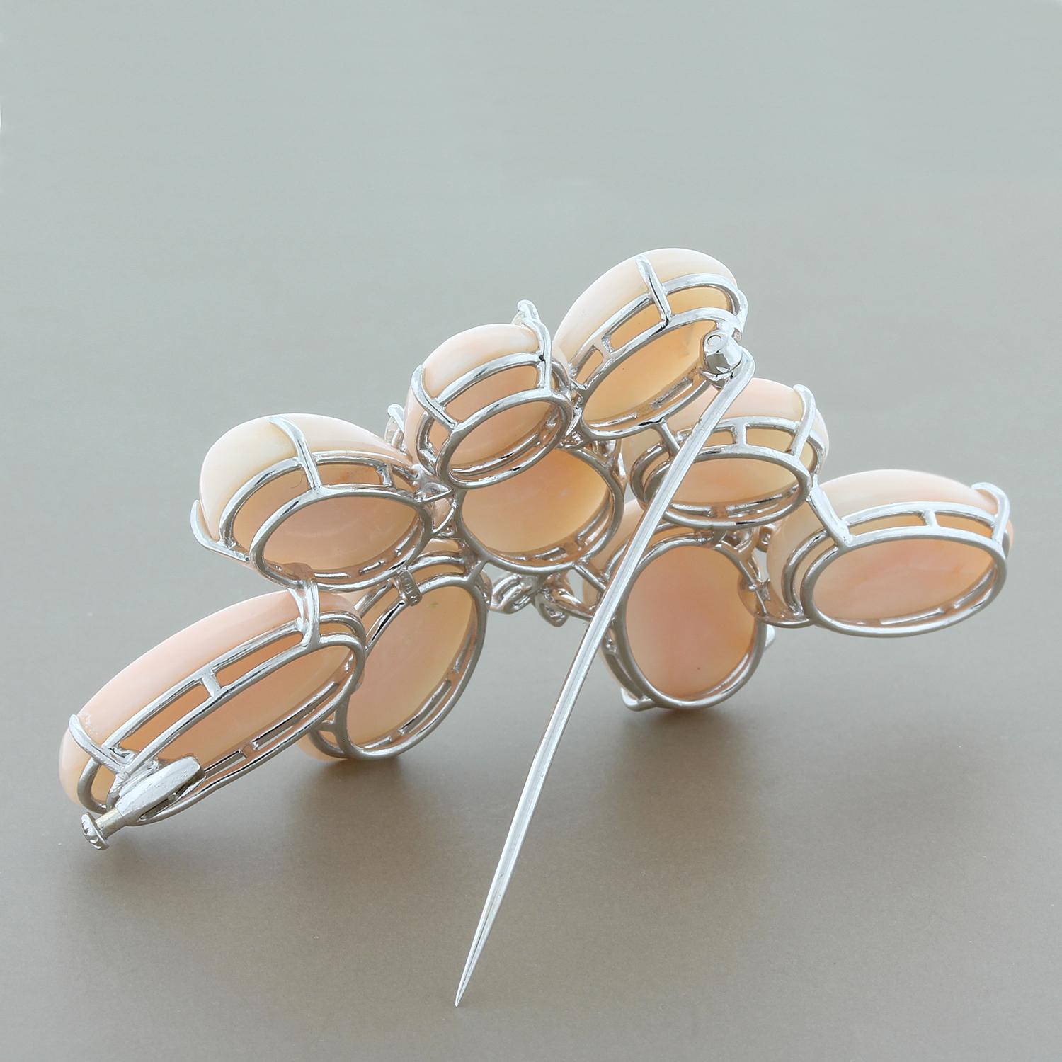 Broche de succession en corail et platine avec diamants Unisexe en vente
