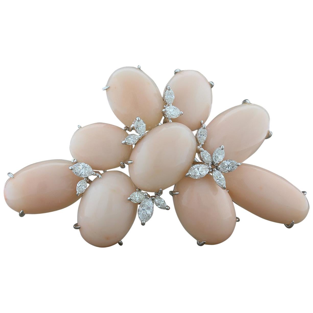 Broche de succession en corail et platine avec diamants en vente