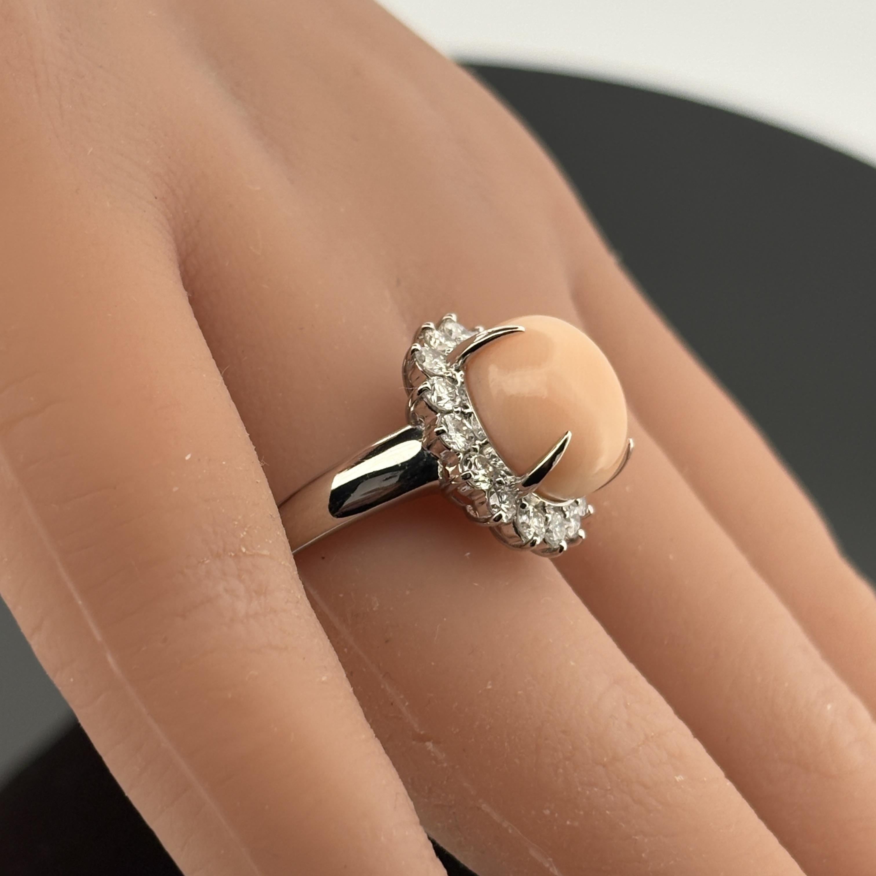 Bague en platine avec corail et diamant en halo en vente 5