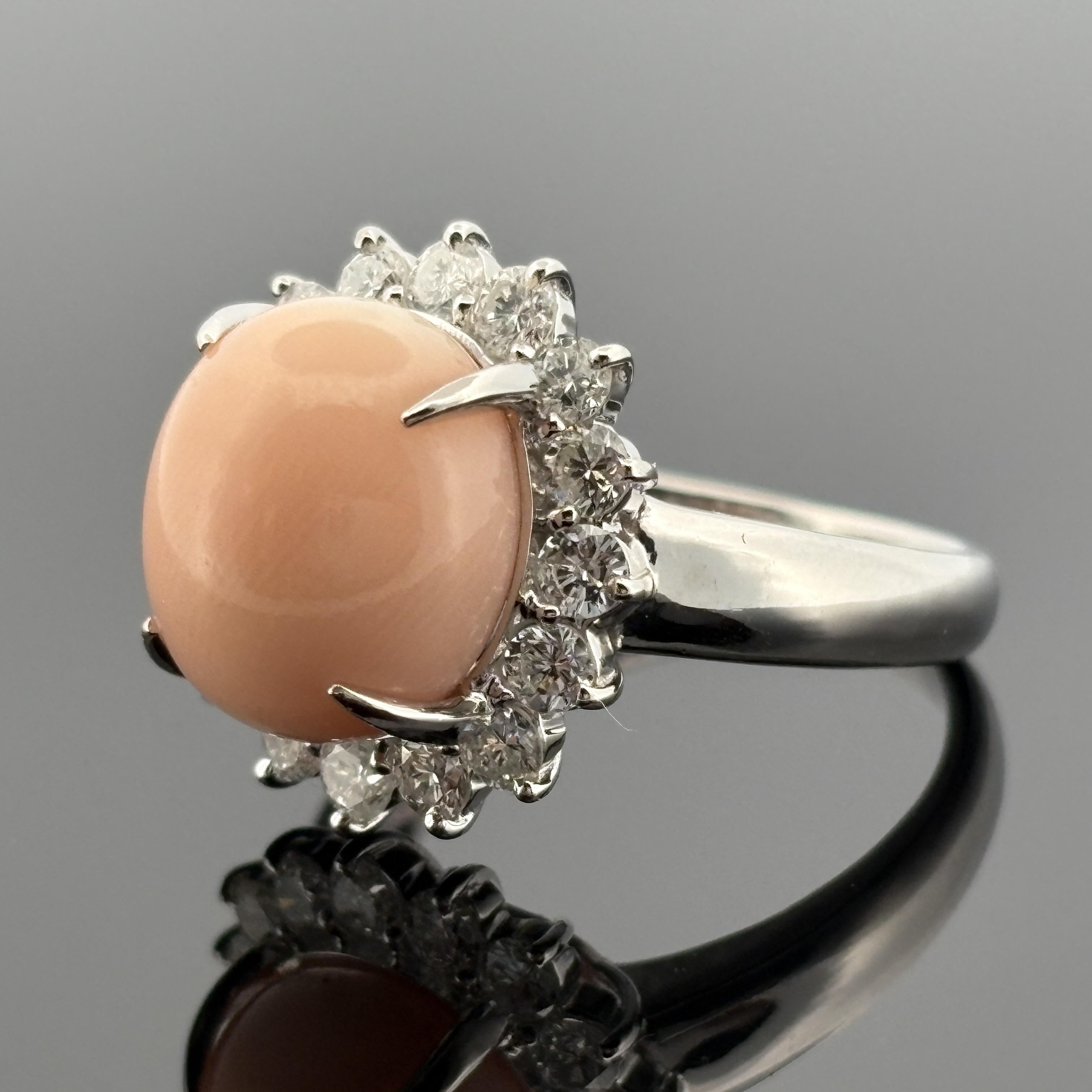 Pierre précieuse : Cabochon ovale en corail, naturel et non traité

Diamants : Seize diamants ronds de taille brillant totalisant environ 0,98 carats, de couleur G et de pureté SI1.

Métal : Platine (estampillé Pt900)

Poids : 10,6