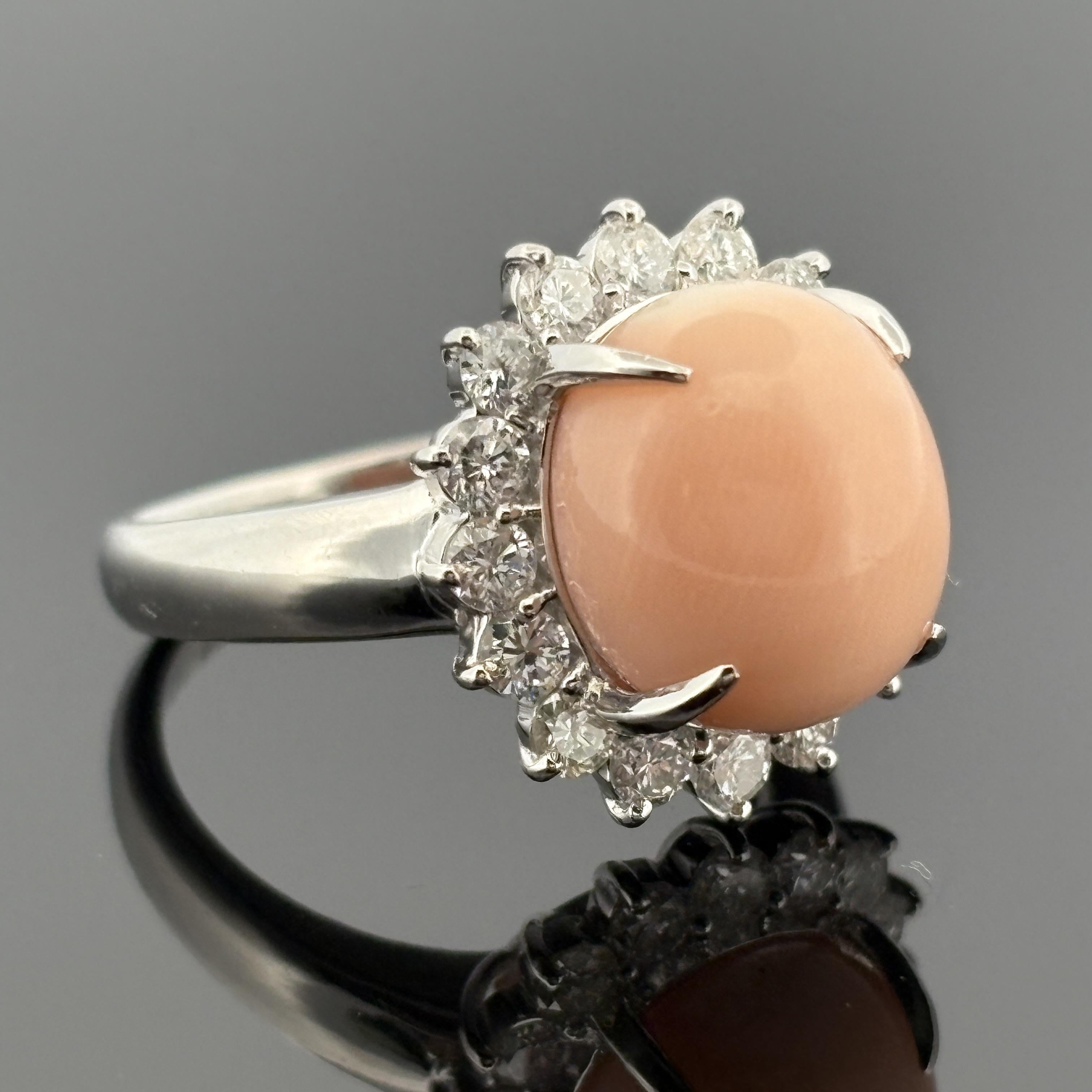 Taille cabochon Bague en platine avec corail et diamant en halo en vente